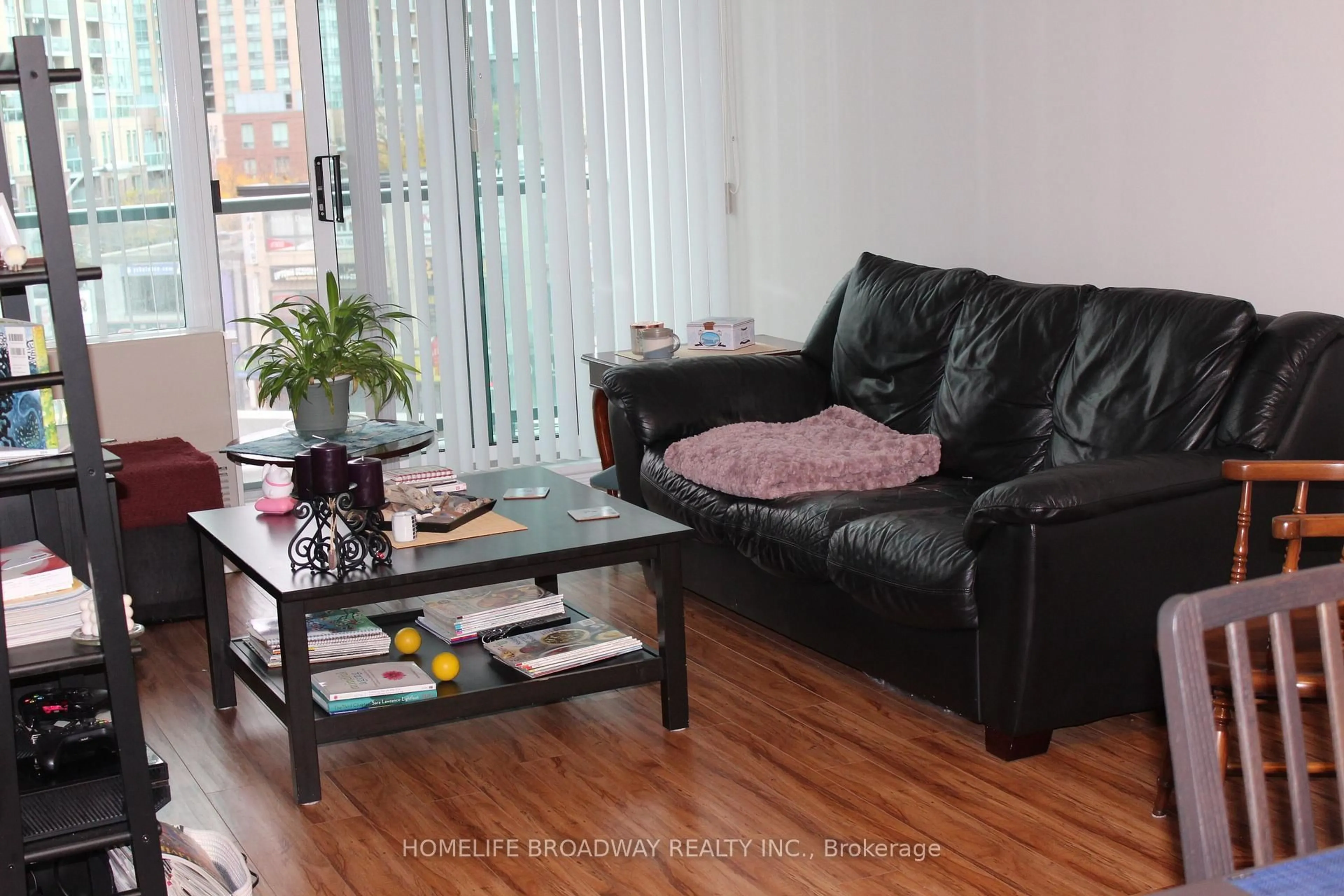Living room with furniture, wood/laminate floor for 5500 Yonge St #411, Toronto Ontario M2N 7L1