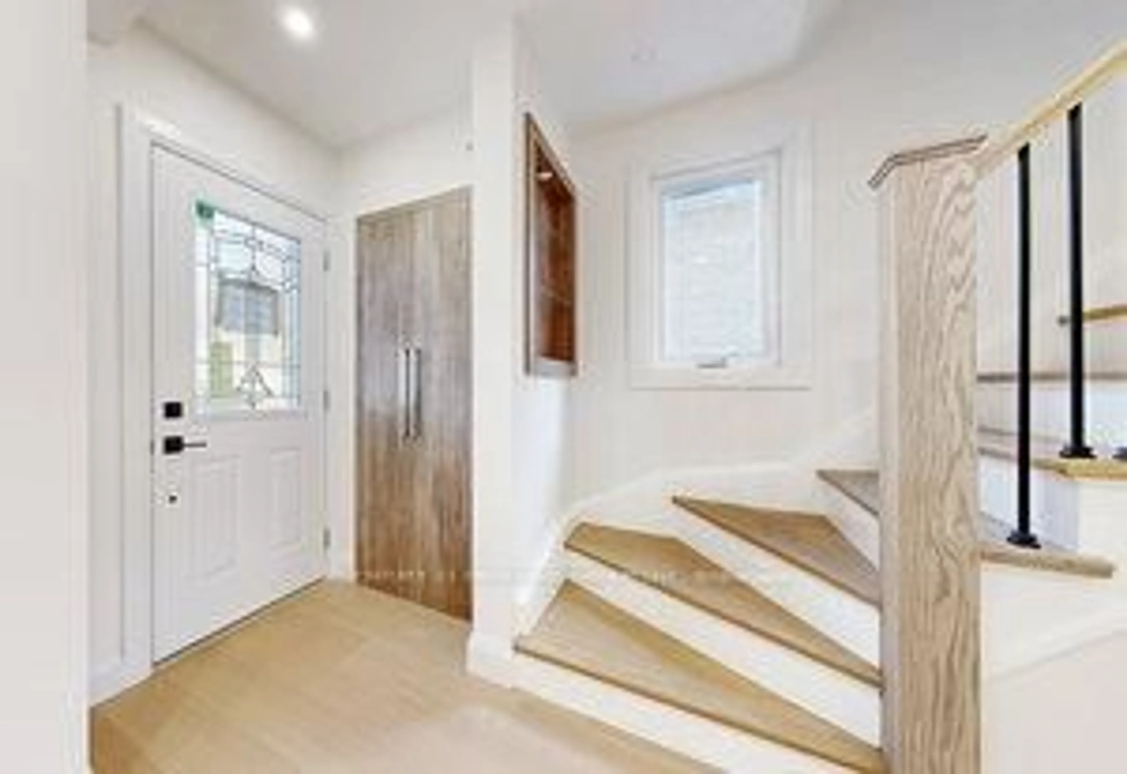 Indoor entryway for 547 Melrose Ave, Toronto Ontario M5M 2A4