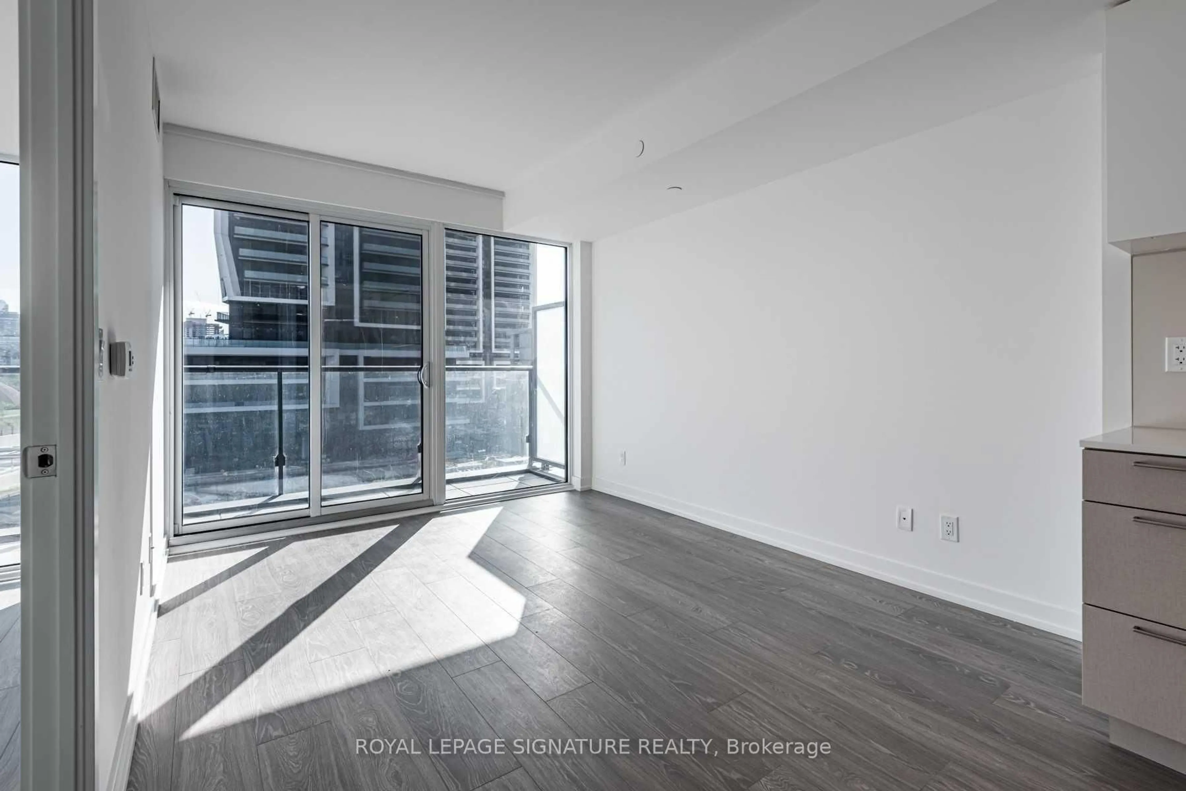 A pic of a room for 19 Western Battery Rd #301, Toronto Ontario M6K 0E3