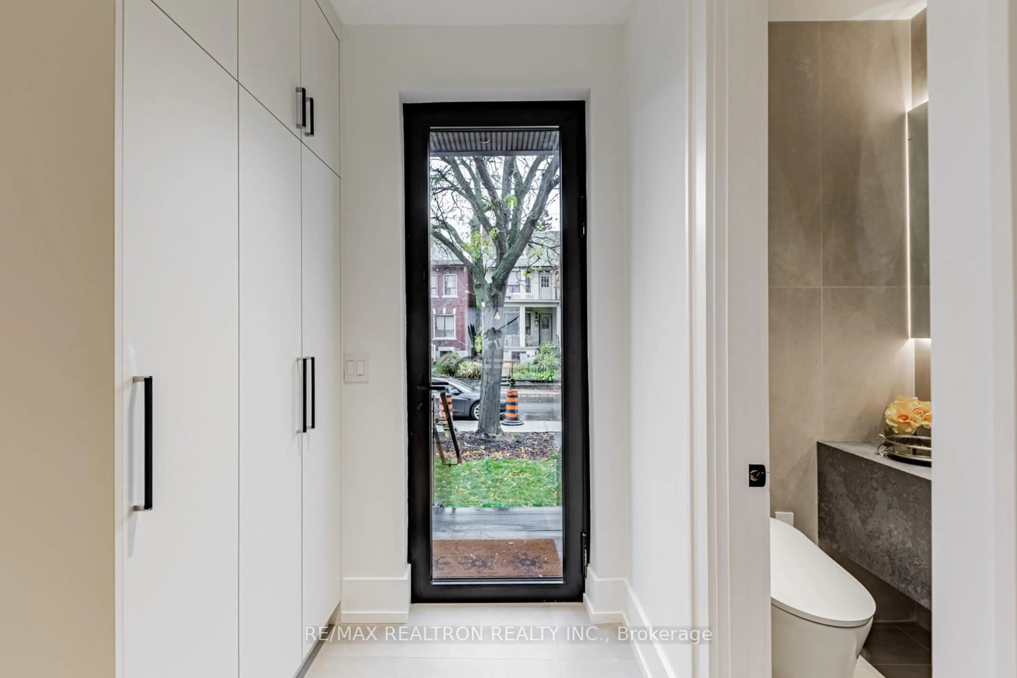 Indoor entryway for 673 Crawford St, Toronto Ontario M6G 3K1