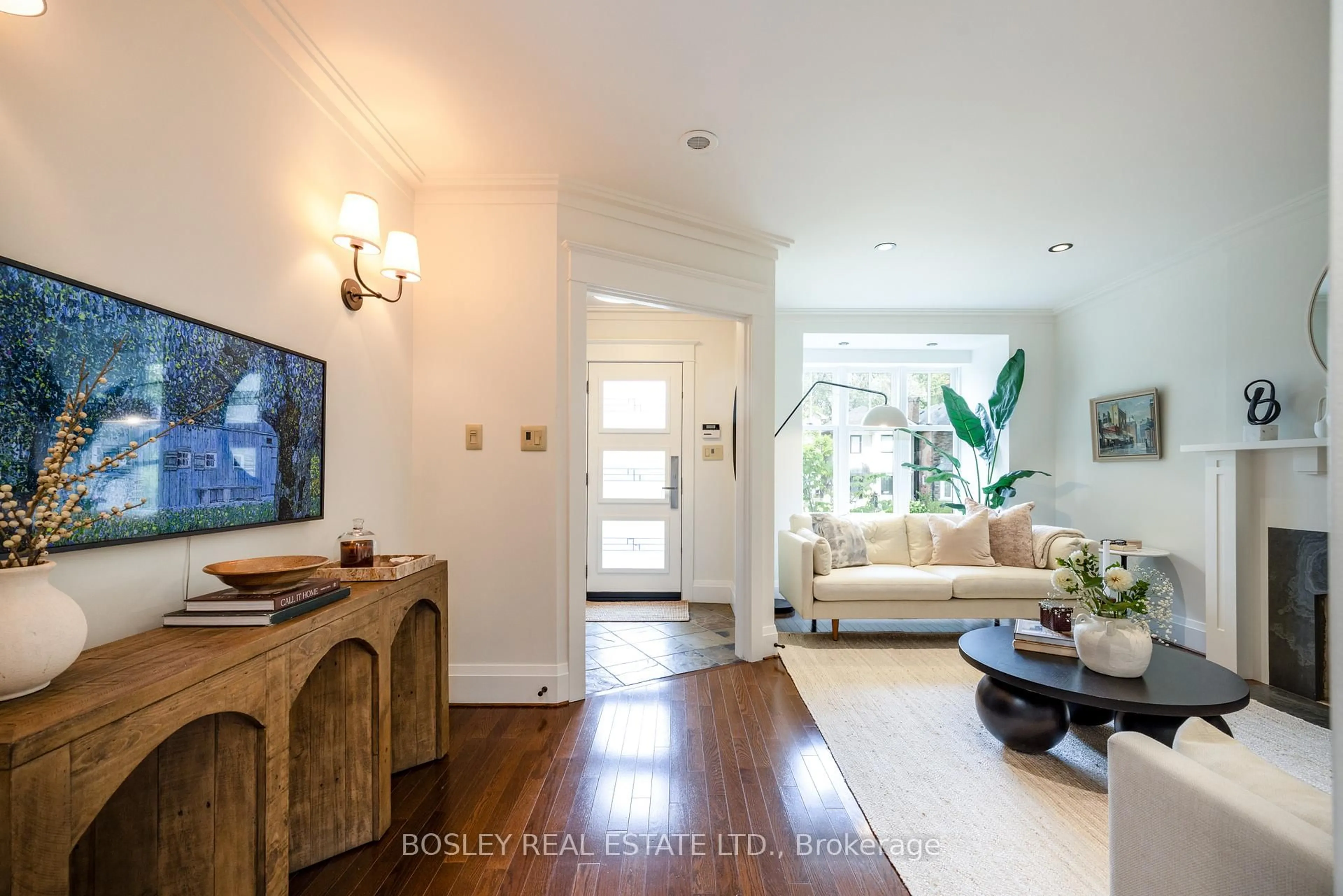 Indoor entryway for 351 Woburn Ave, Toronto Ontario M5M 1L3