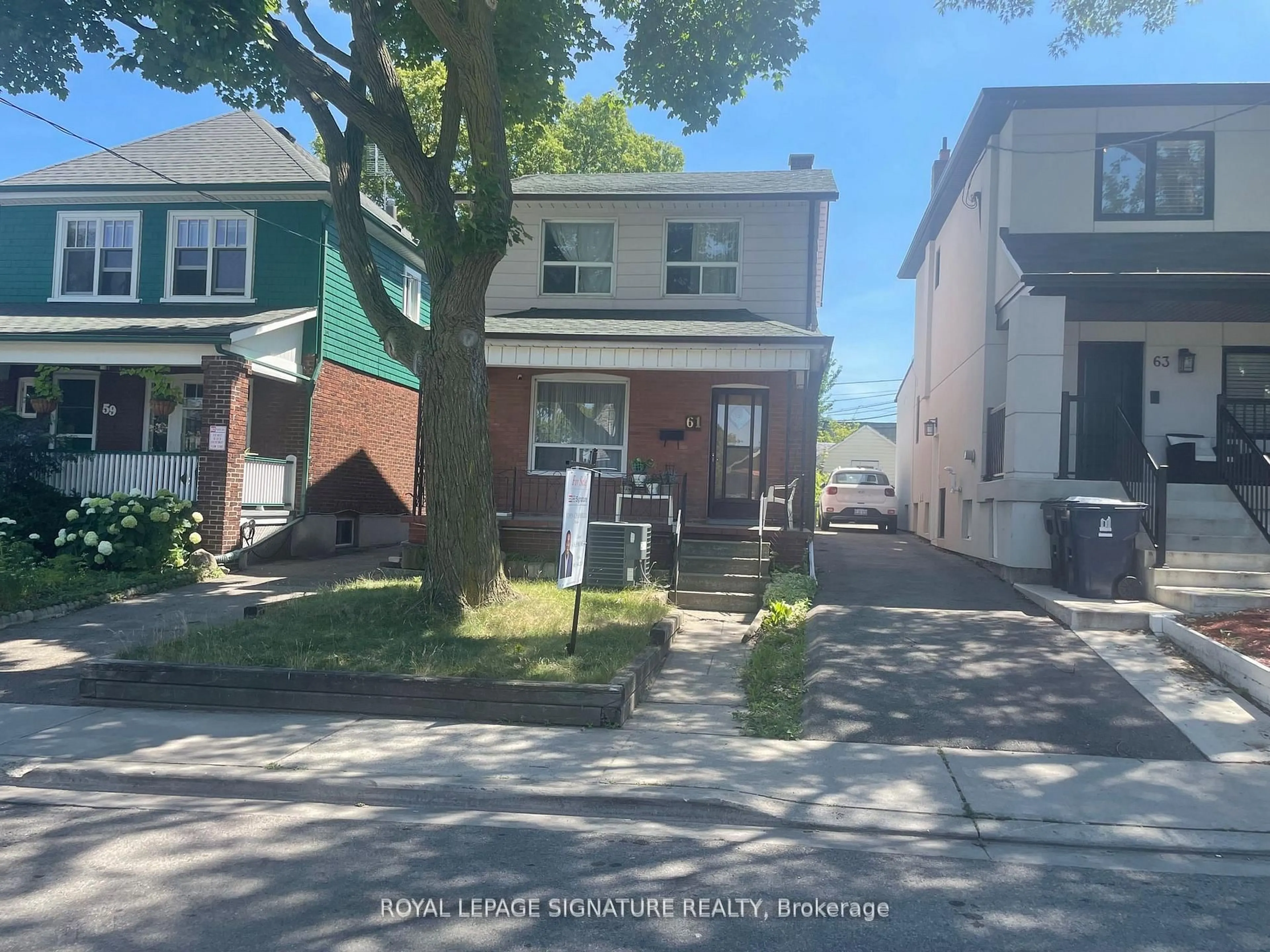 A pic from outside/outdoor area/front of a property/back of a property/a pic from drone, street for 61 Belvidere Ave, Toronto Ontario M6C 1P8