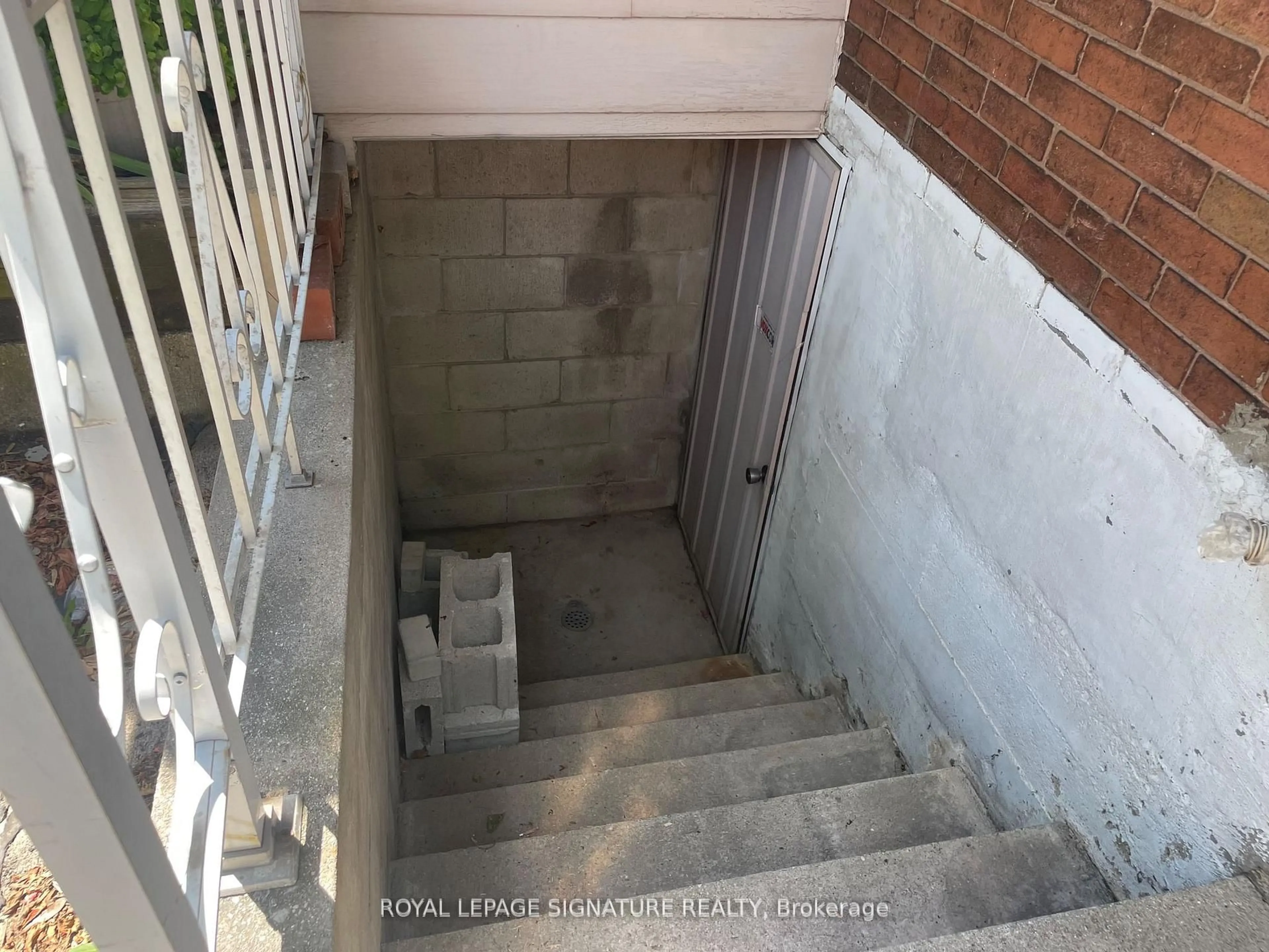 Stairs for 61 Belvidere Ave, Toronto Ontario M6C 1P8