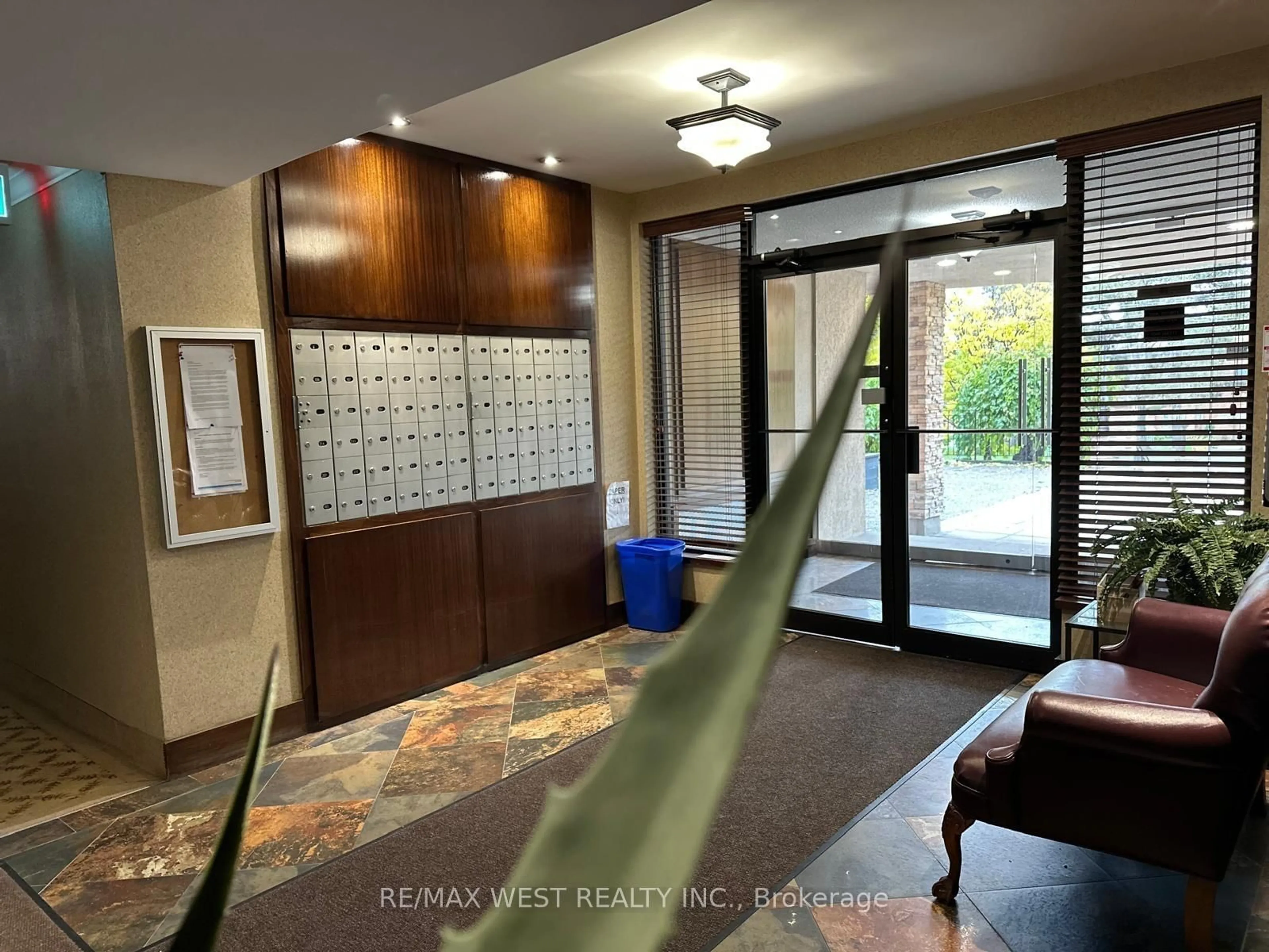 Indoor foyer for 2550 Bathurst St #205, Toronto Ontario M6B 2Z2