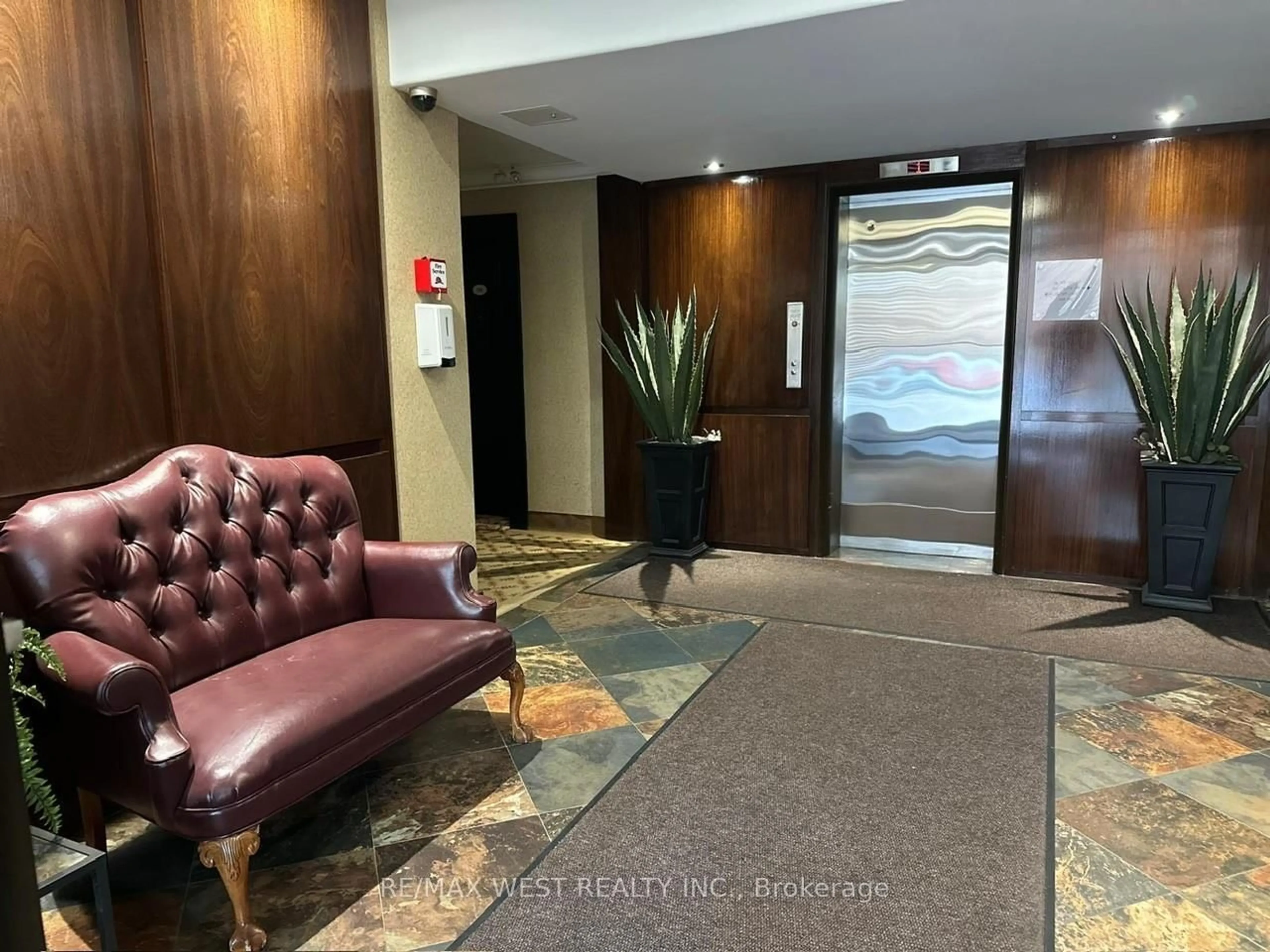 Lobby for 2550 Bathurst St #205, Toronto Ontario M6B 2Z2
