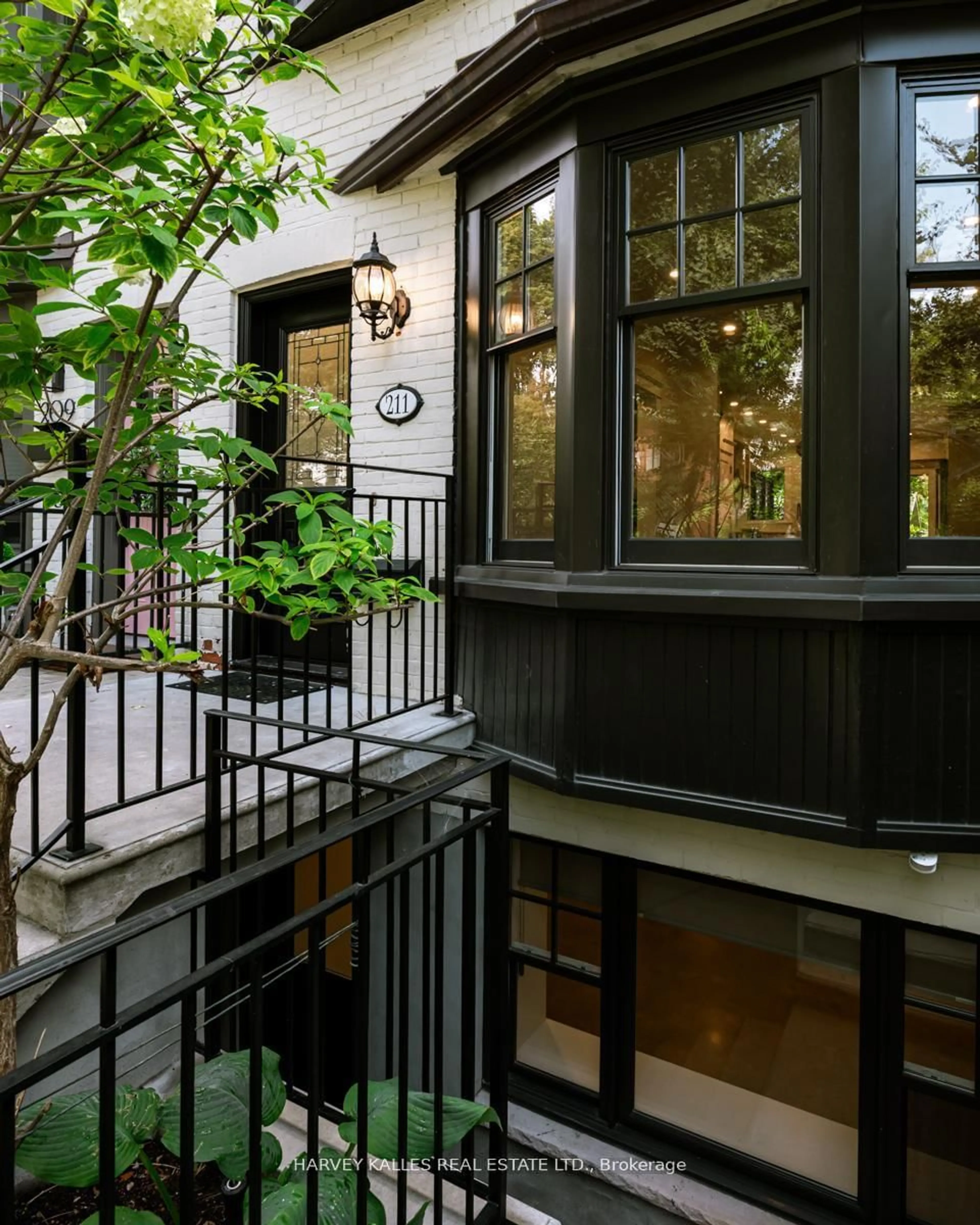 Indoor entryway for 211 Cottingham St, Toronto Ontario M4V 1C4