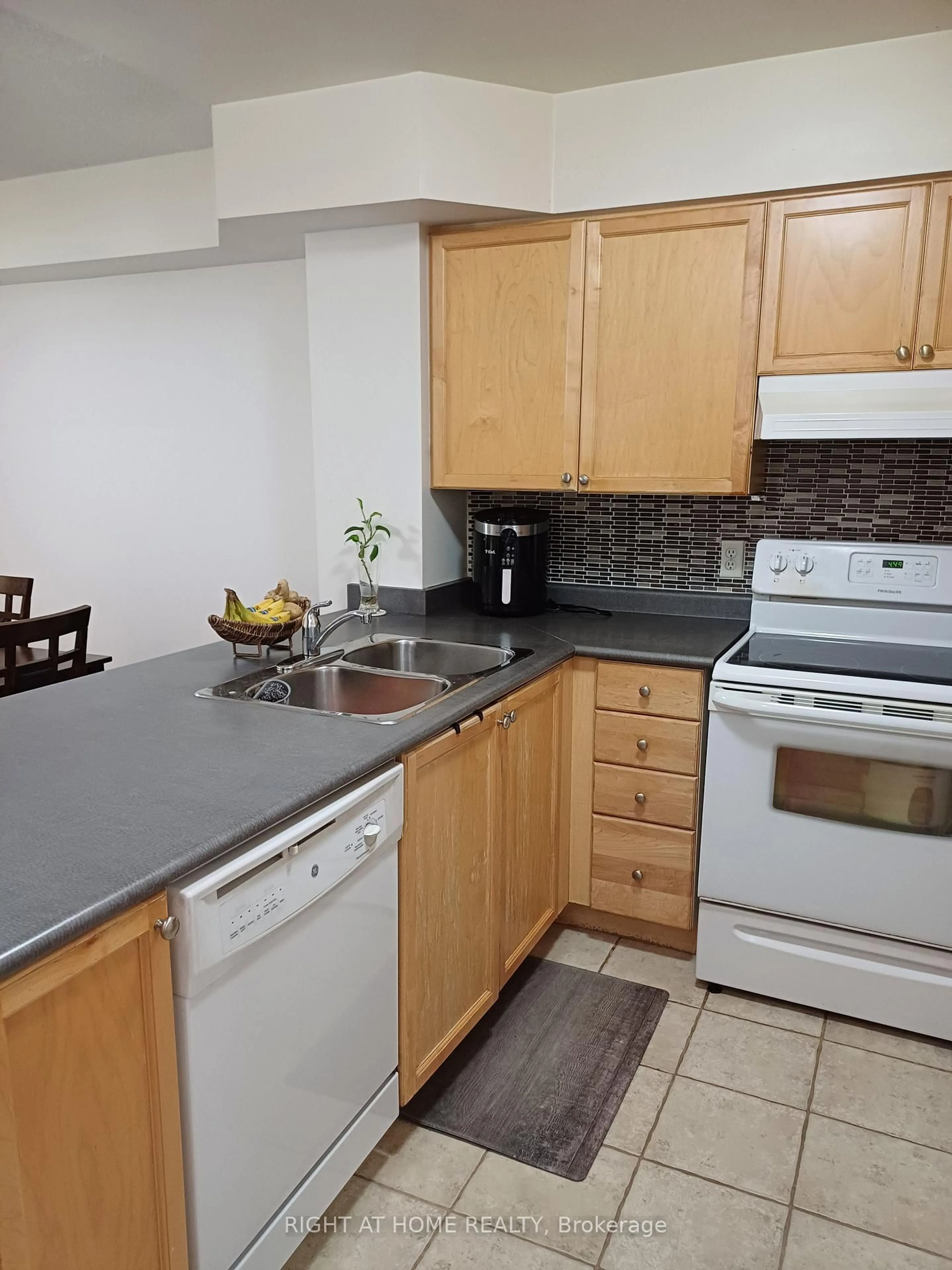 Standard kitchen, unknown for 45 Cedarcroft Blvd #12, Toronto Ontario M2R 3Y2
