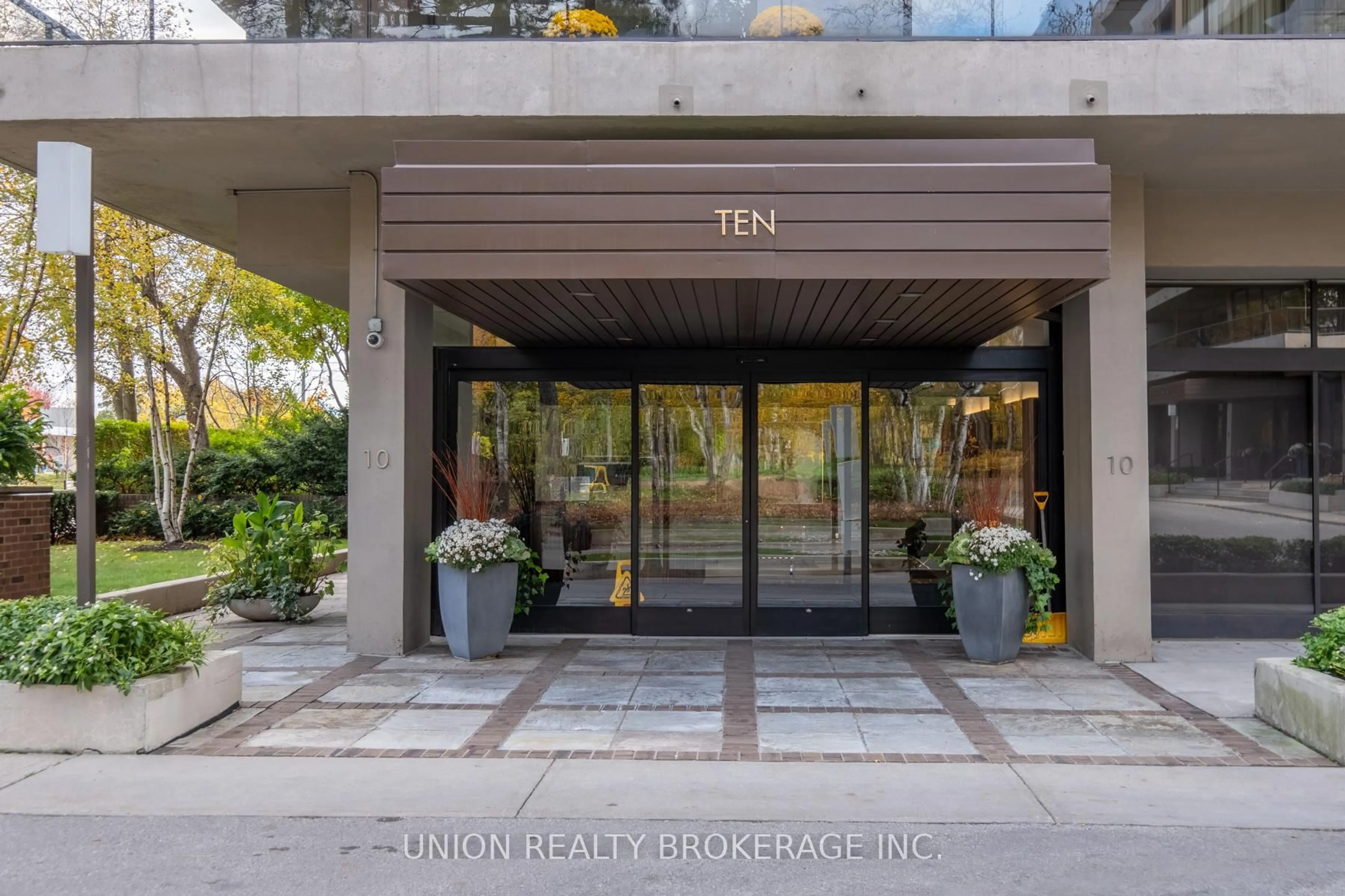 Indoor entryway for 10 Avoca Ave #401, Toronto Ontario M4T 2B7