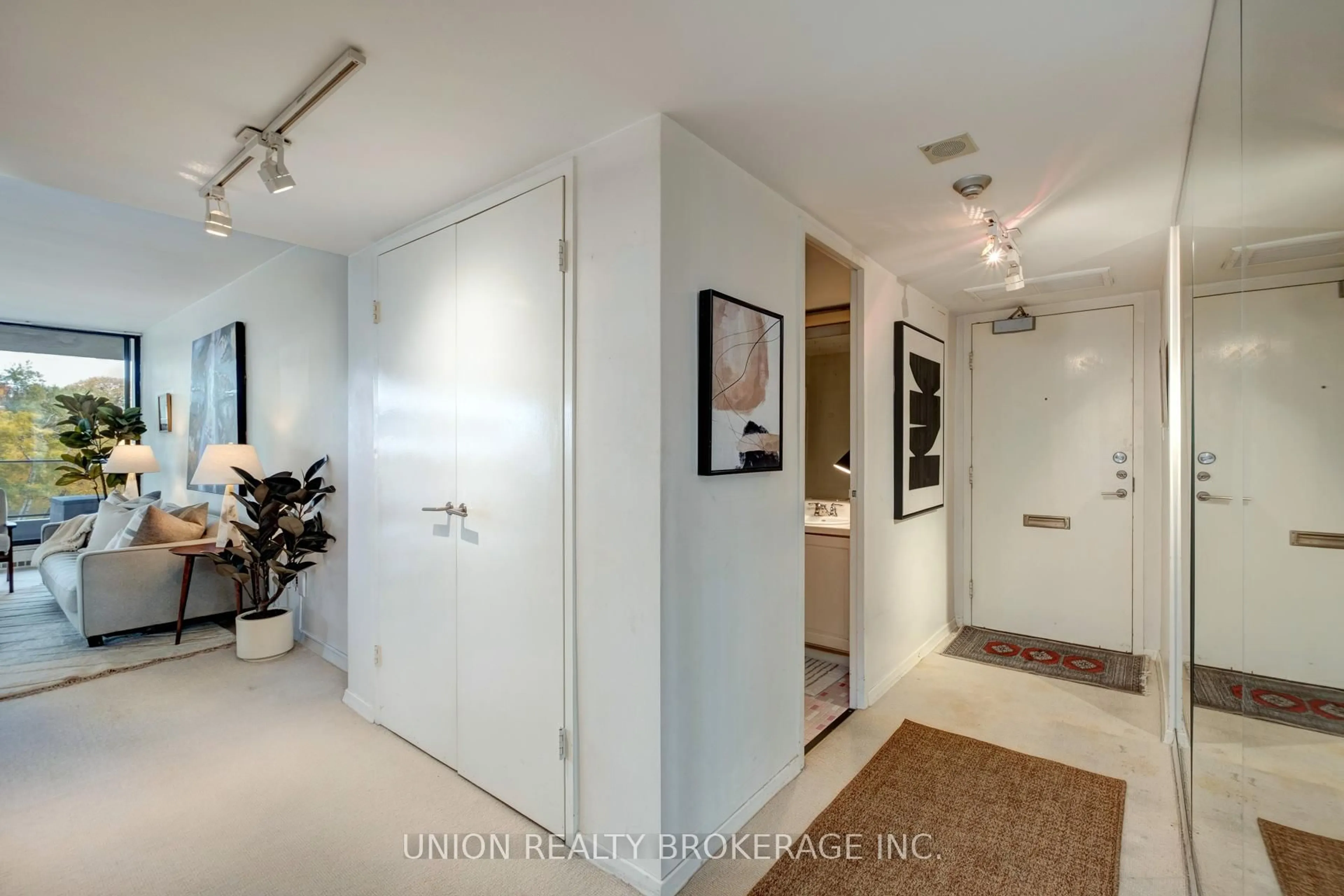 Indoor entryway for 10 Avoca Ave #401, Toronto Ontario M4T 2B7