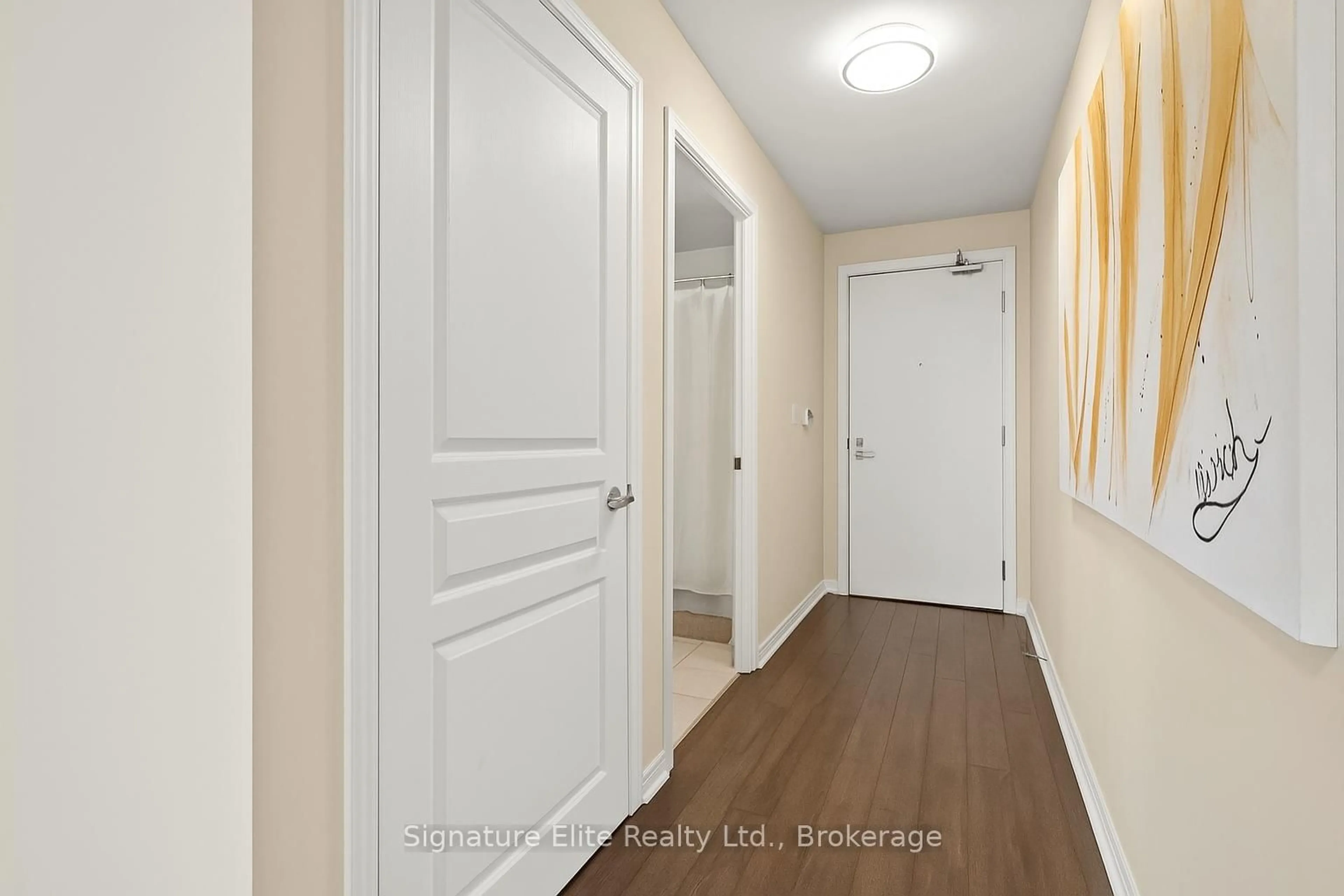 Indoor entryway for 352 Front St #2214, Toronto Ontario M5V 0K3