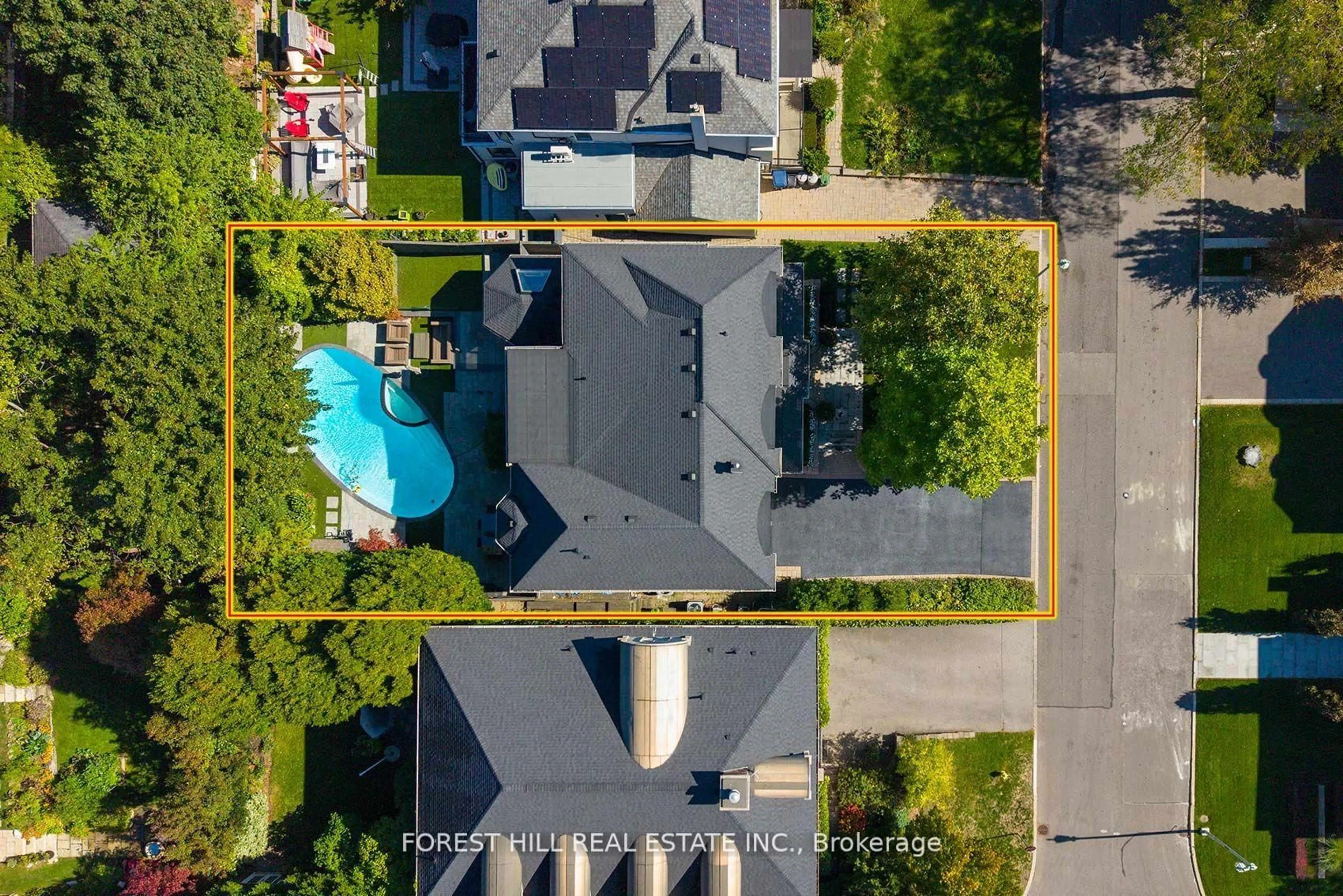 A pic from outside/outdoor area/front of a property/back of a property/a pic from drone, street for 34 Forest Ridge Dr, Toronto Ontario M6B 1H3