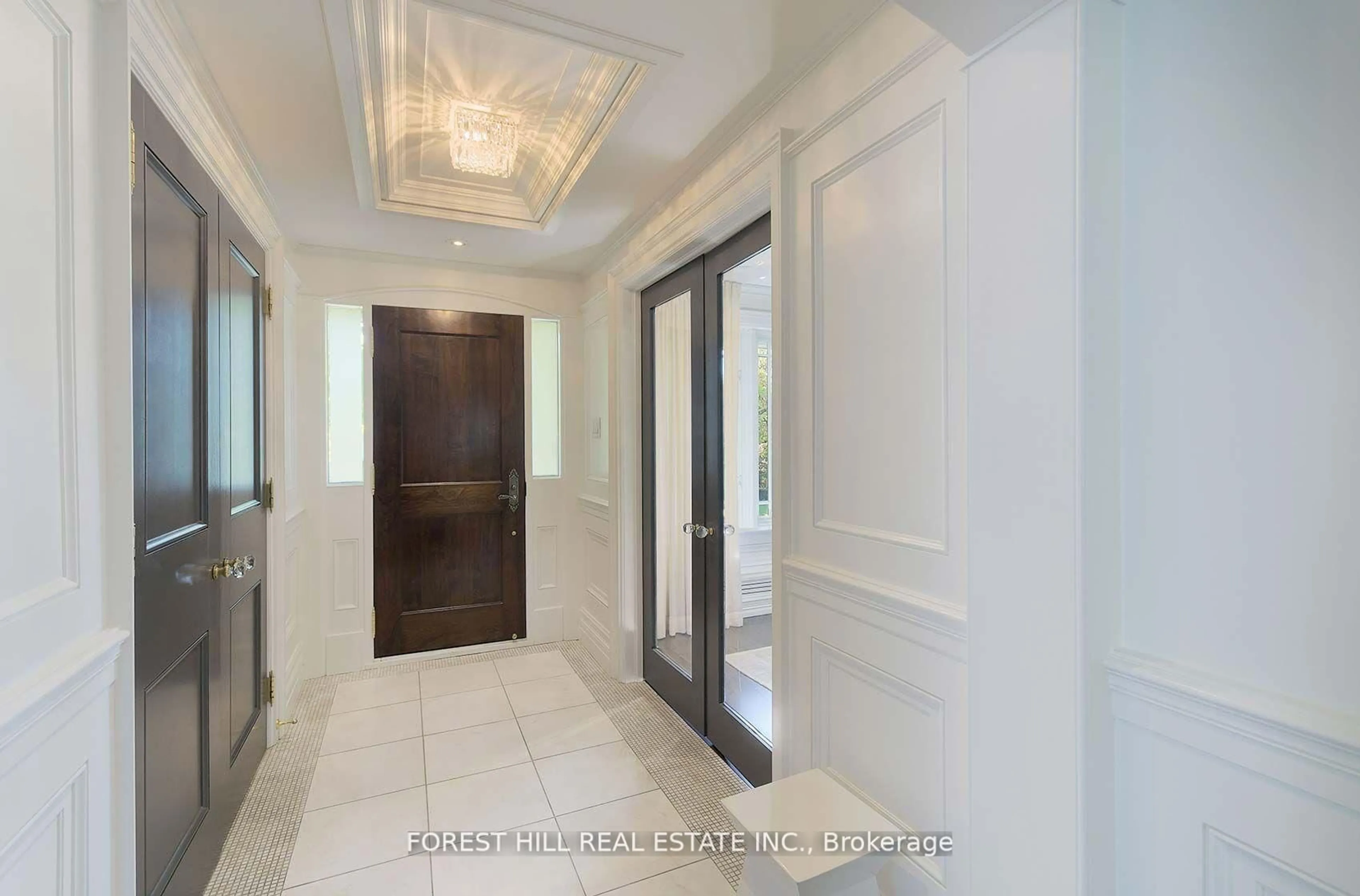 Indoor foyer for 34 Forest Ridge Dr, Toronto Ontario M6B 1H3