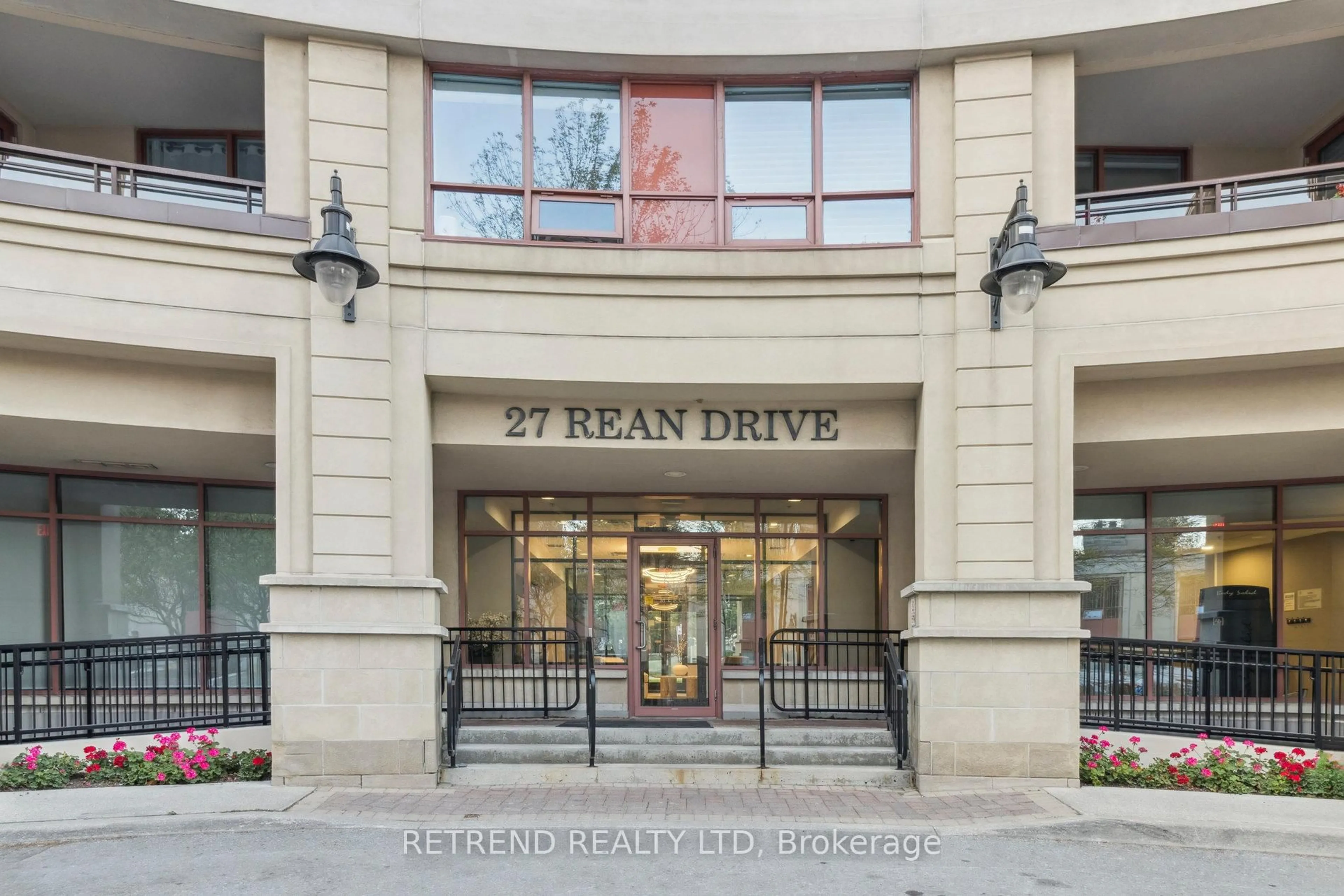 Indoor foyer for 27 Rean Dr #712, Toronto Ontario M2K 0A6