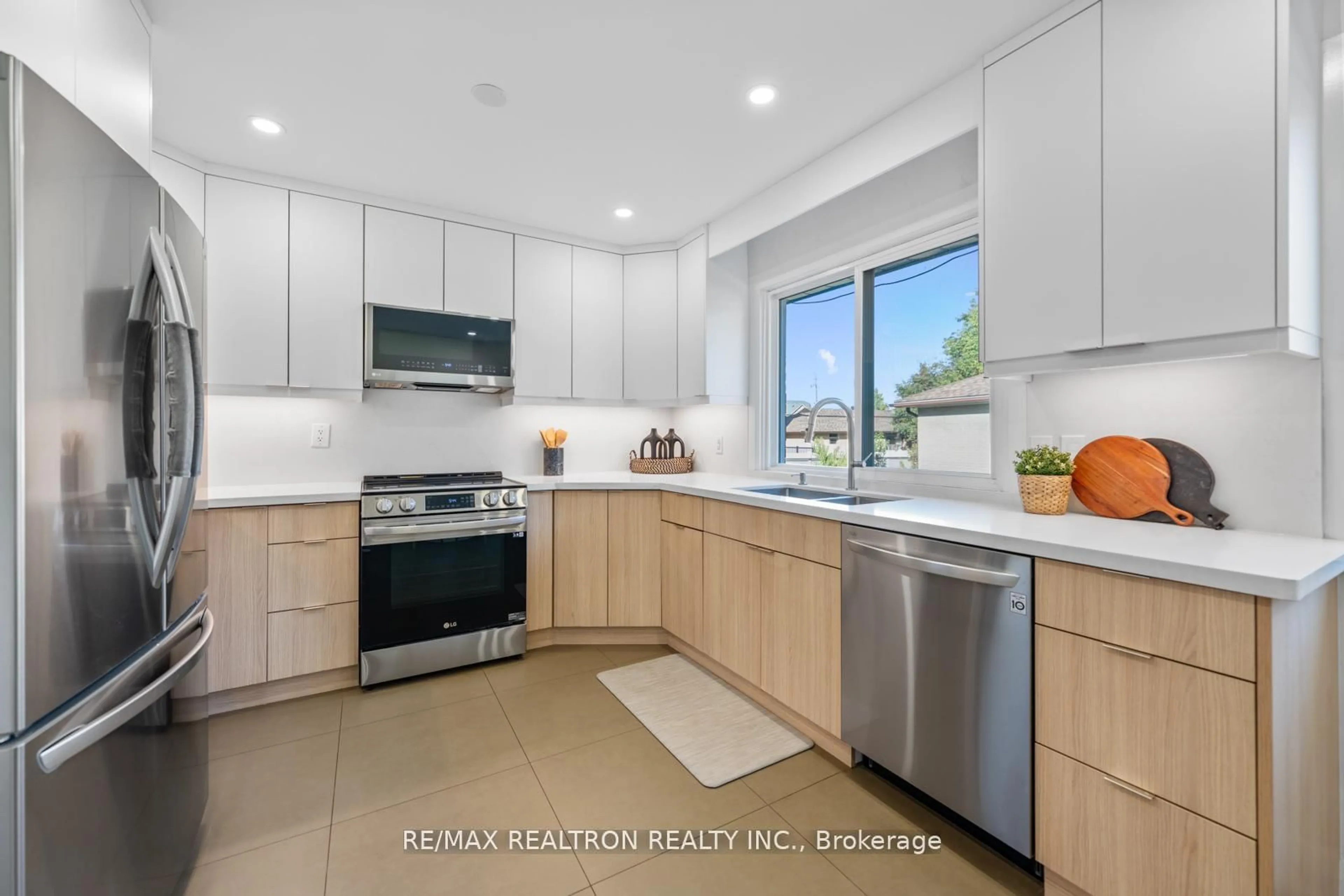 Open concept kitchen, ceramic/tile floor for 11 Artreeva Dr, Toronto Ontario M3H 4T6