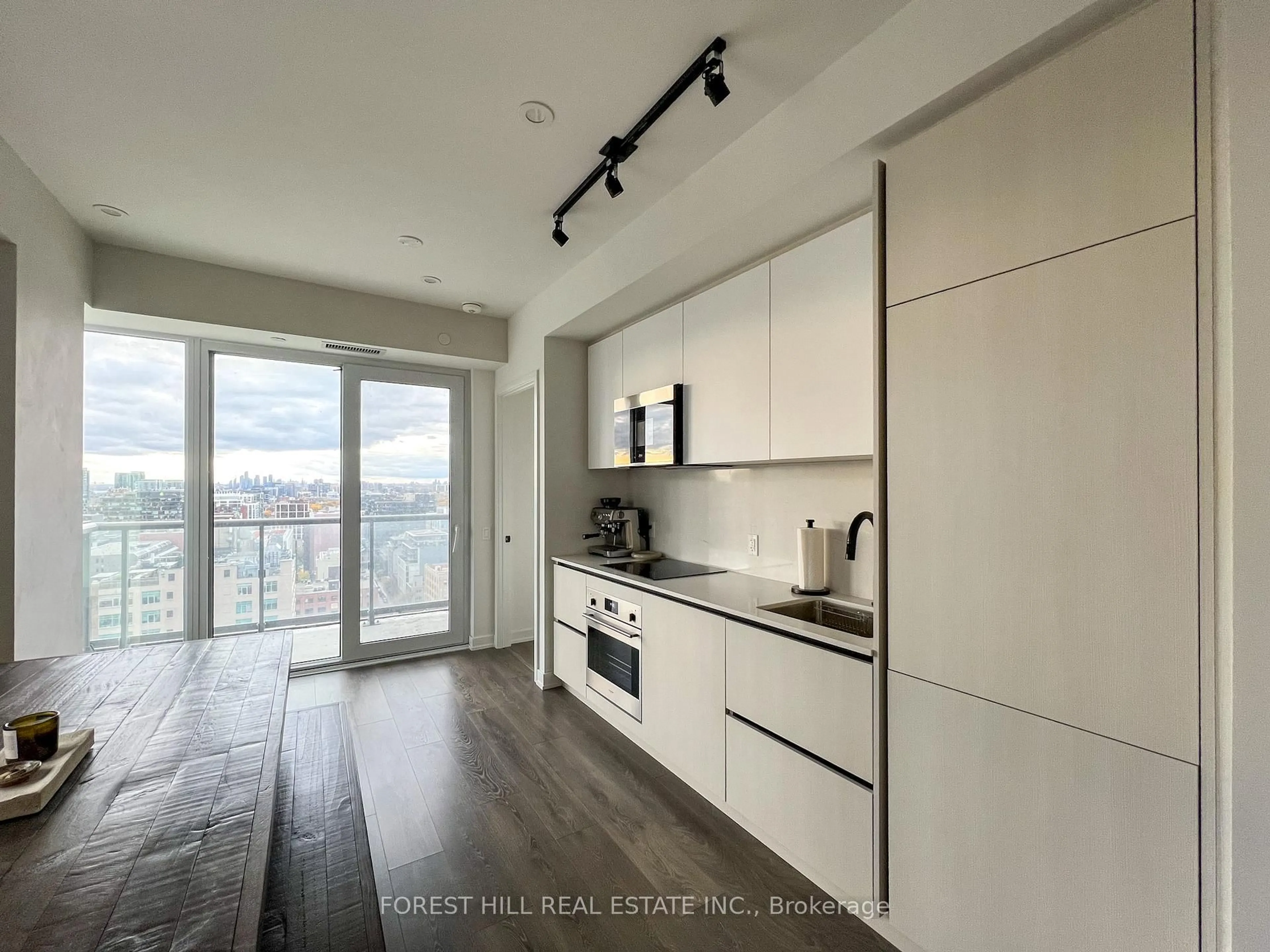 Open concept kitchen, wood/laminate floor for 108 Peter St #2210, Toronto Ontario M5V 0W2