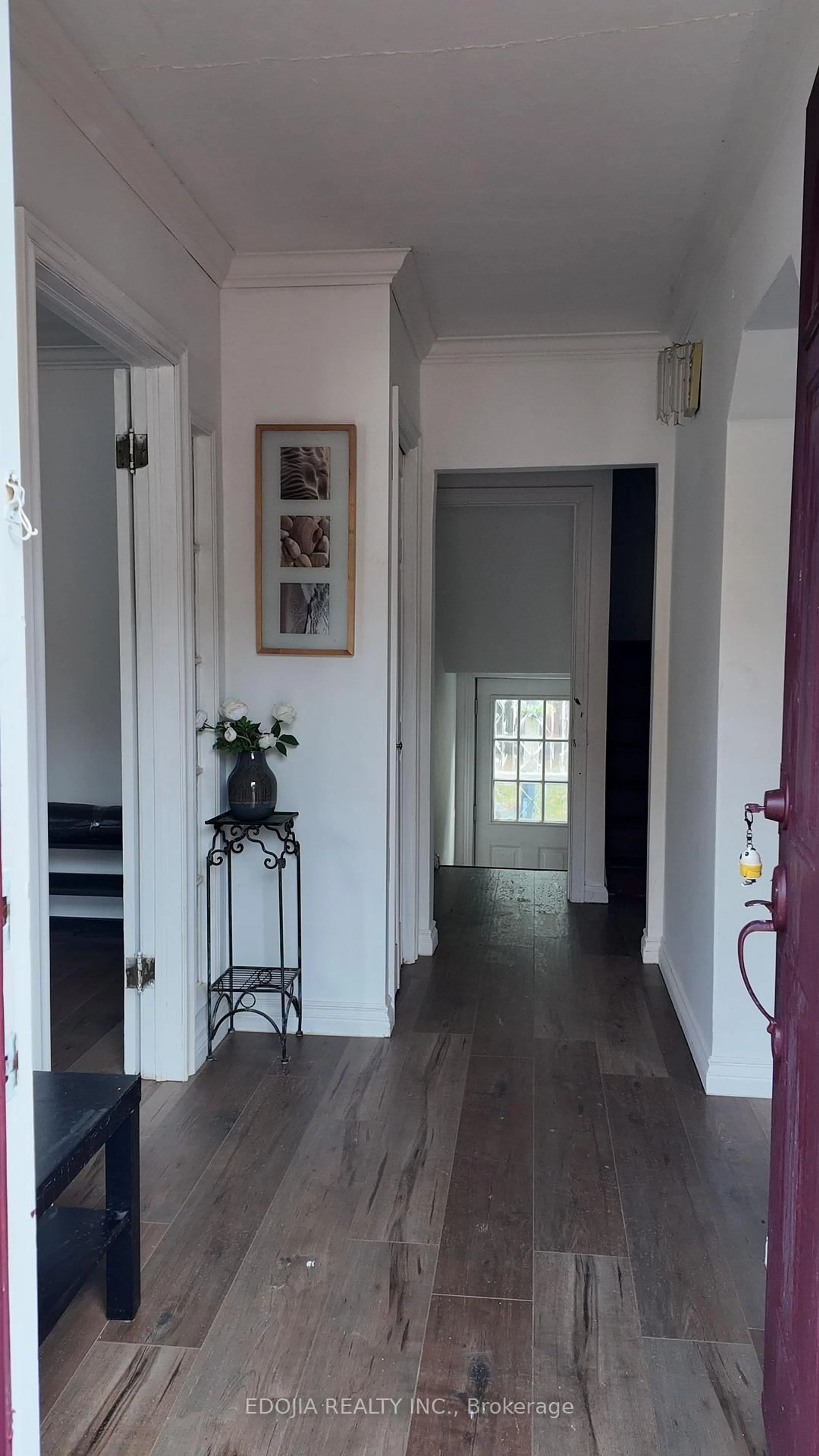 Indoor foyer for 251 Spring Garden Ave, Toronto Ontario M2N 3H1