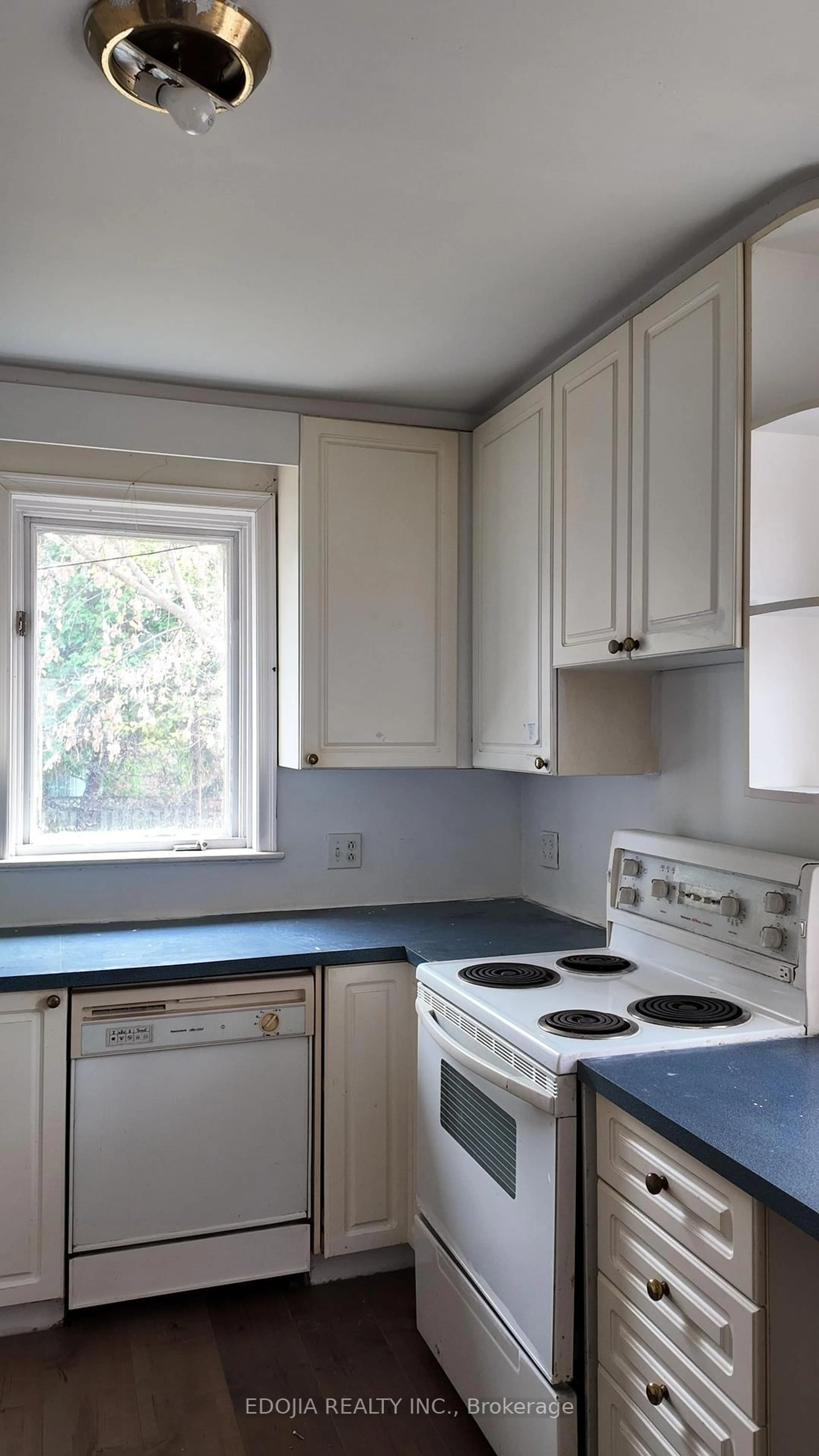 Standard kitchen, unknown for 251 Spring Garden Ave, Toronto Ontario M2N 3H1