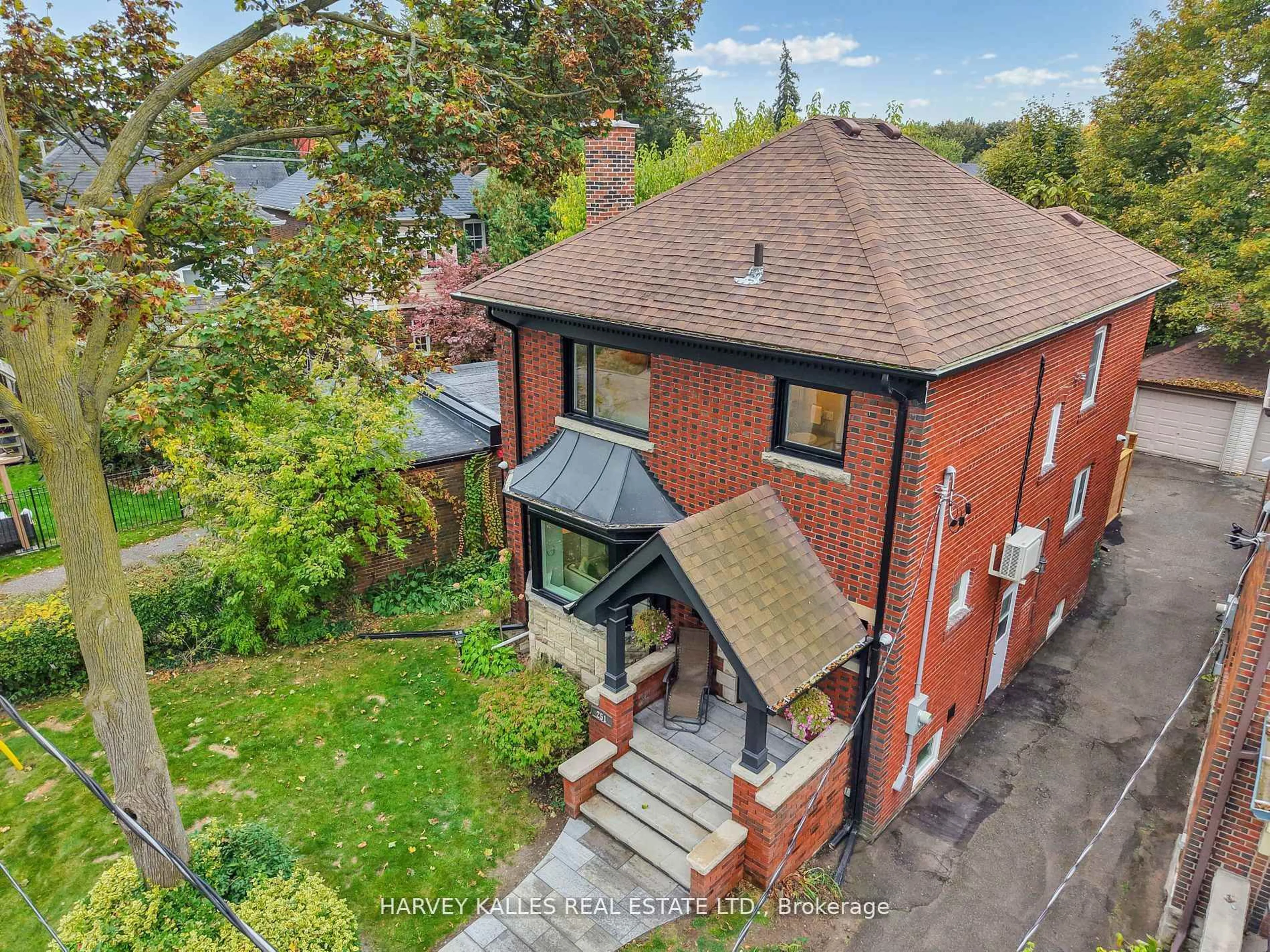 A pic from outside/outdoor area/front of a property/back of a property/a pic from drone, street for 251 Wanless Ave, Toronto Ontario M4N 1W5