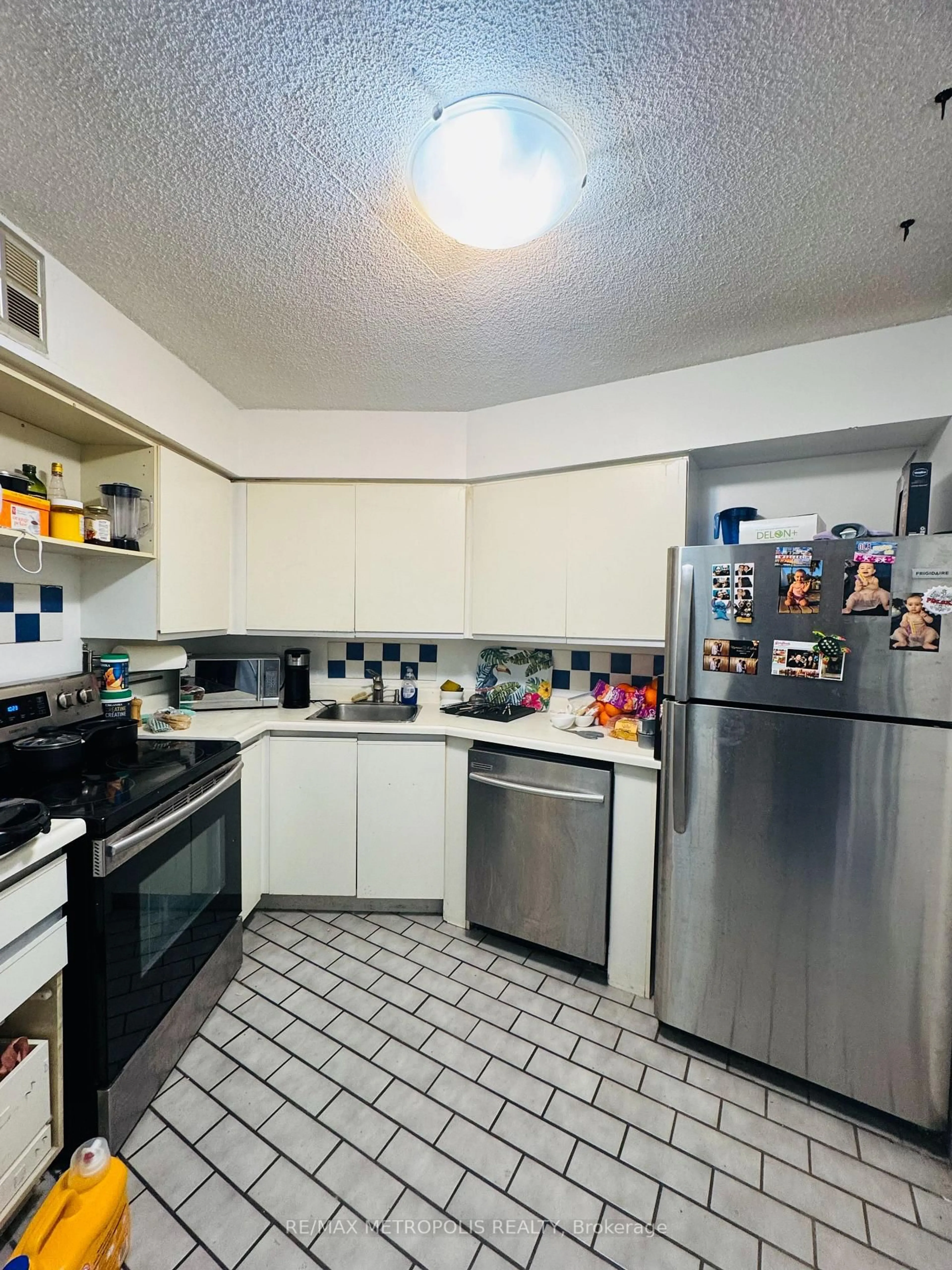 Standard kitchen, unknown for 250 Queens Quay #704, Toronto Ontario M5J 2N2