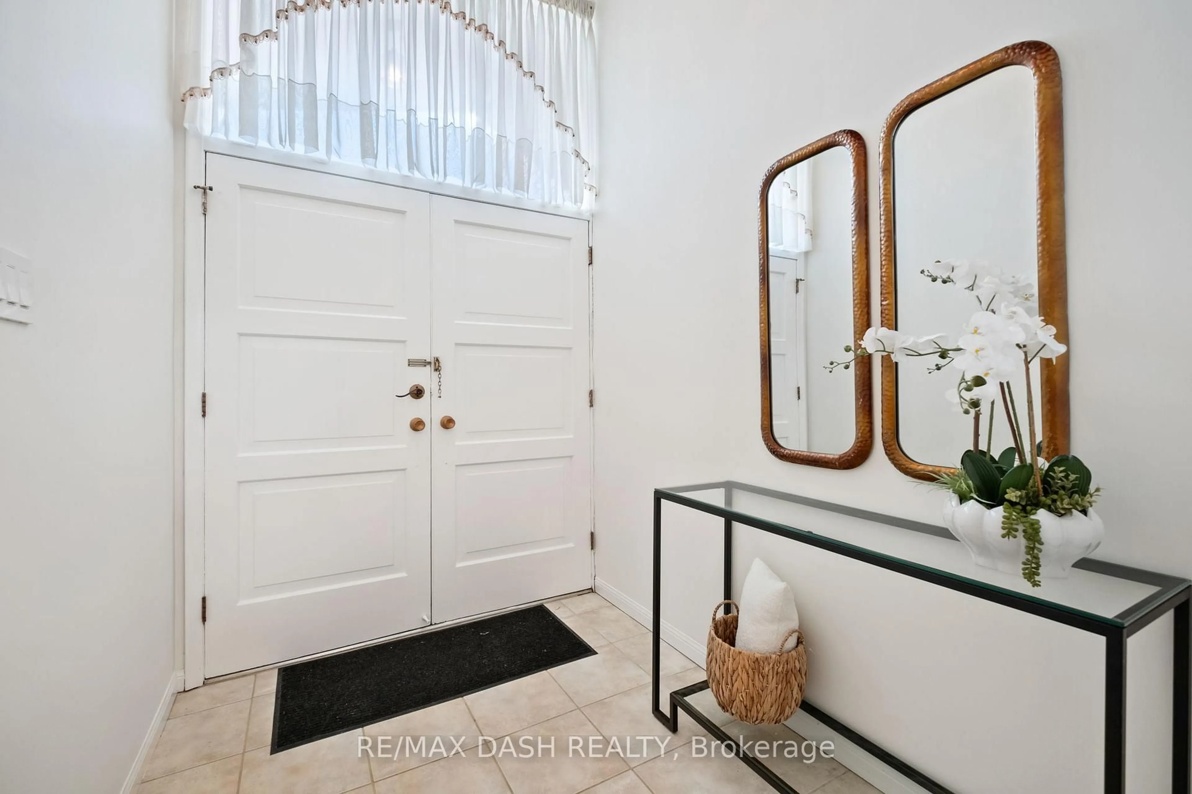 Indoor entryway for 48 Russfax Dr, Toronto Ontario M2R 3B1