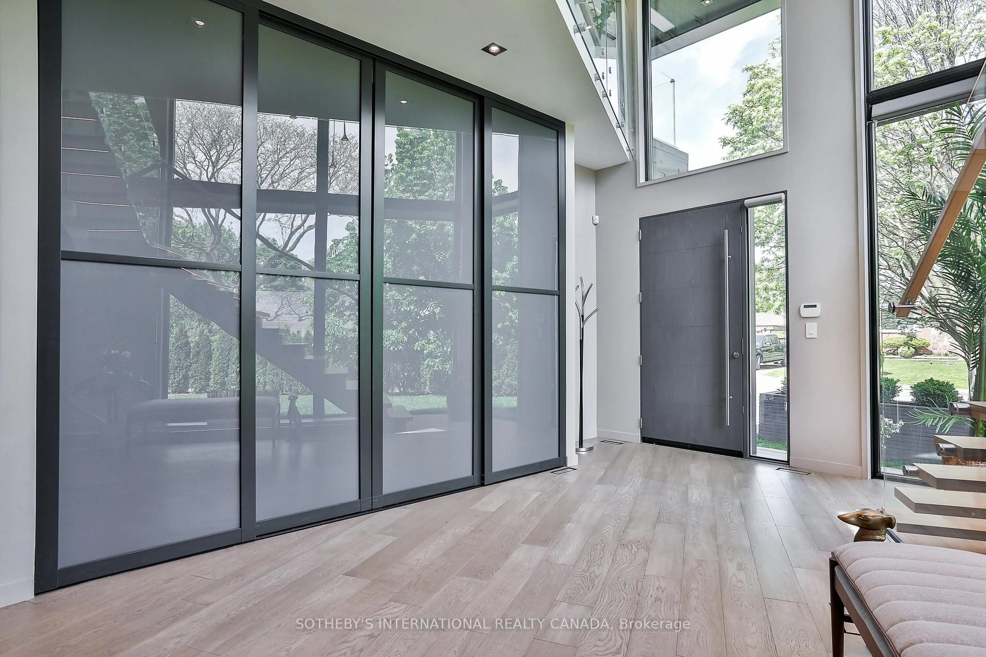 Indoor entryway for 31 Overton Cres, Toronto Ontario M3B 2V4