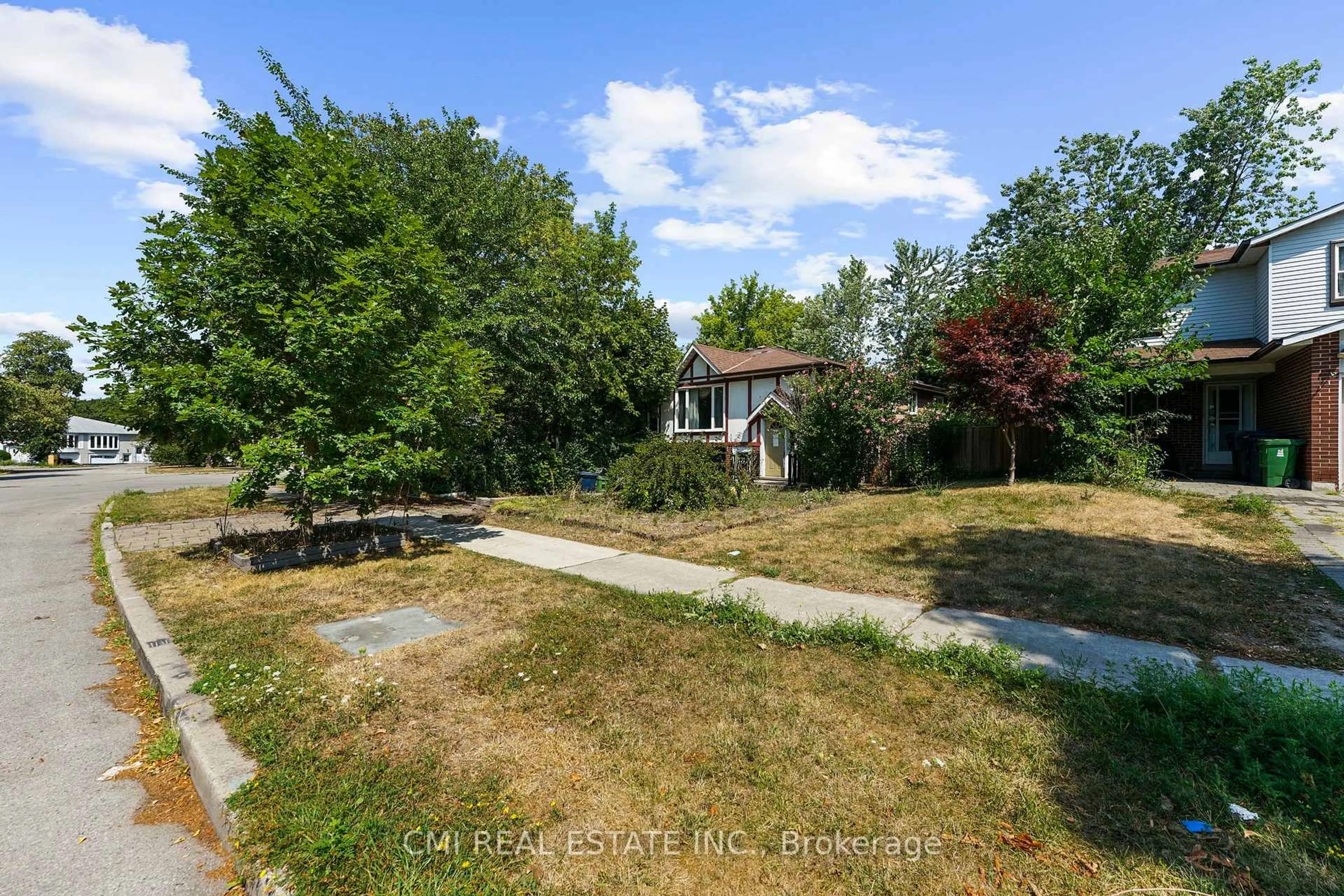 A pic from outside/outdoor area/front of a property/back of a property/a pic from drone, street for 50 Apache Tr, Toronto Ontario M2H 2H7