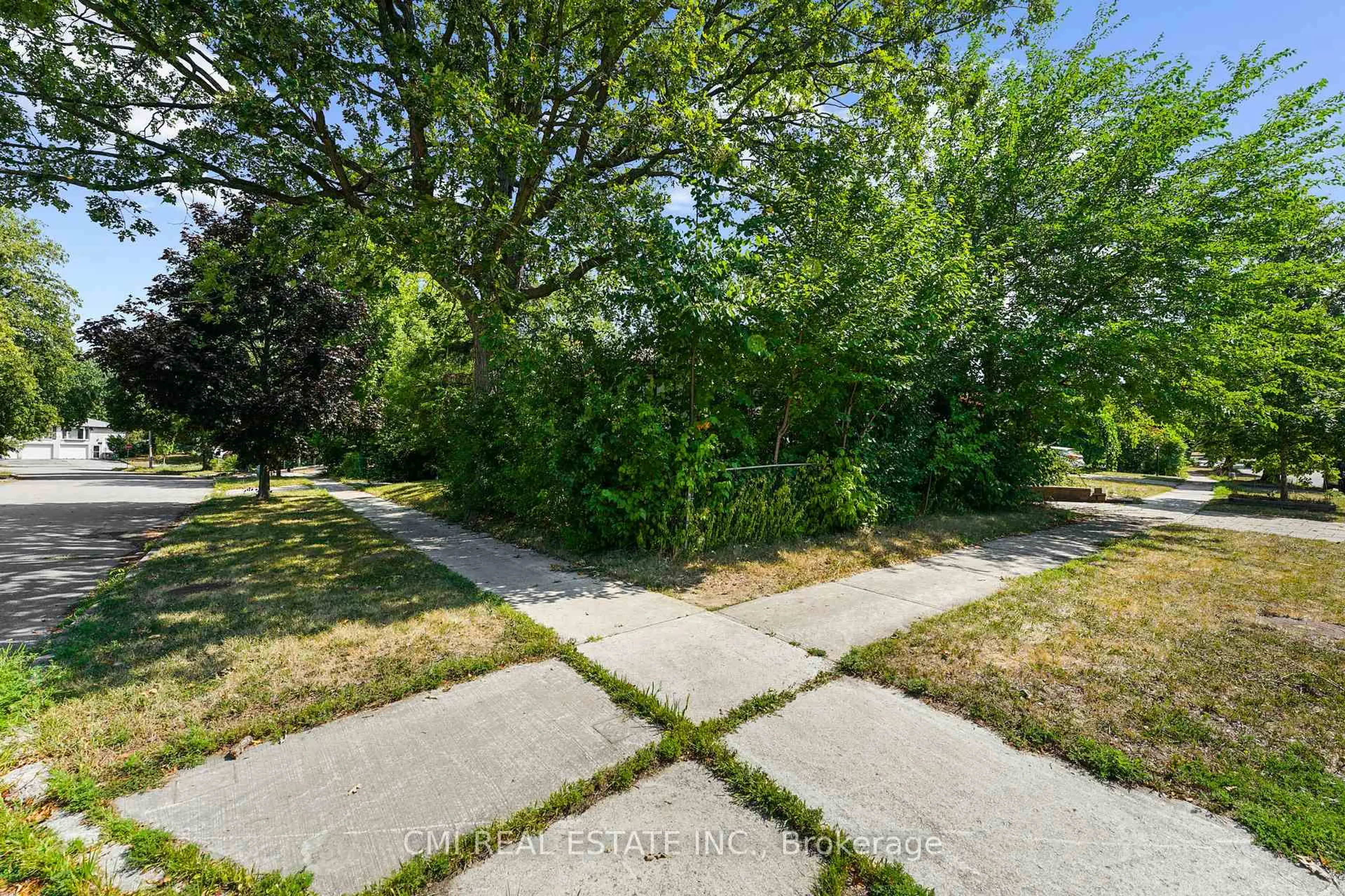 A pic from outside/outdoor area/front of a property/back of a property/a pic from drone, street for 50 Apache Tr, Toronto Ontario M2H 2H7