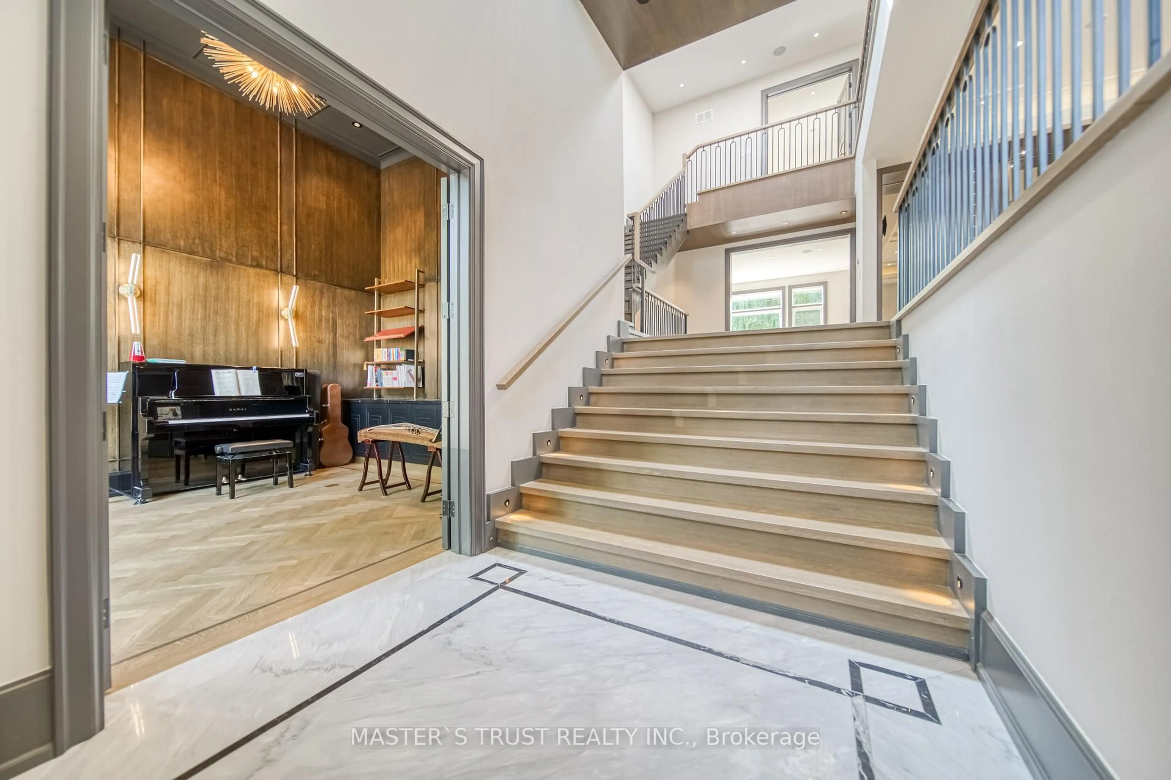 Indoor foyer for 15 Ames Circ, Toronto Ontario M3B 3B9