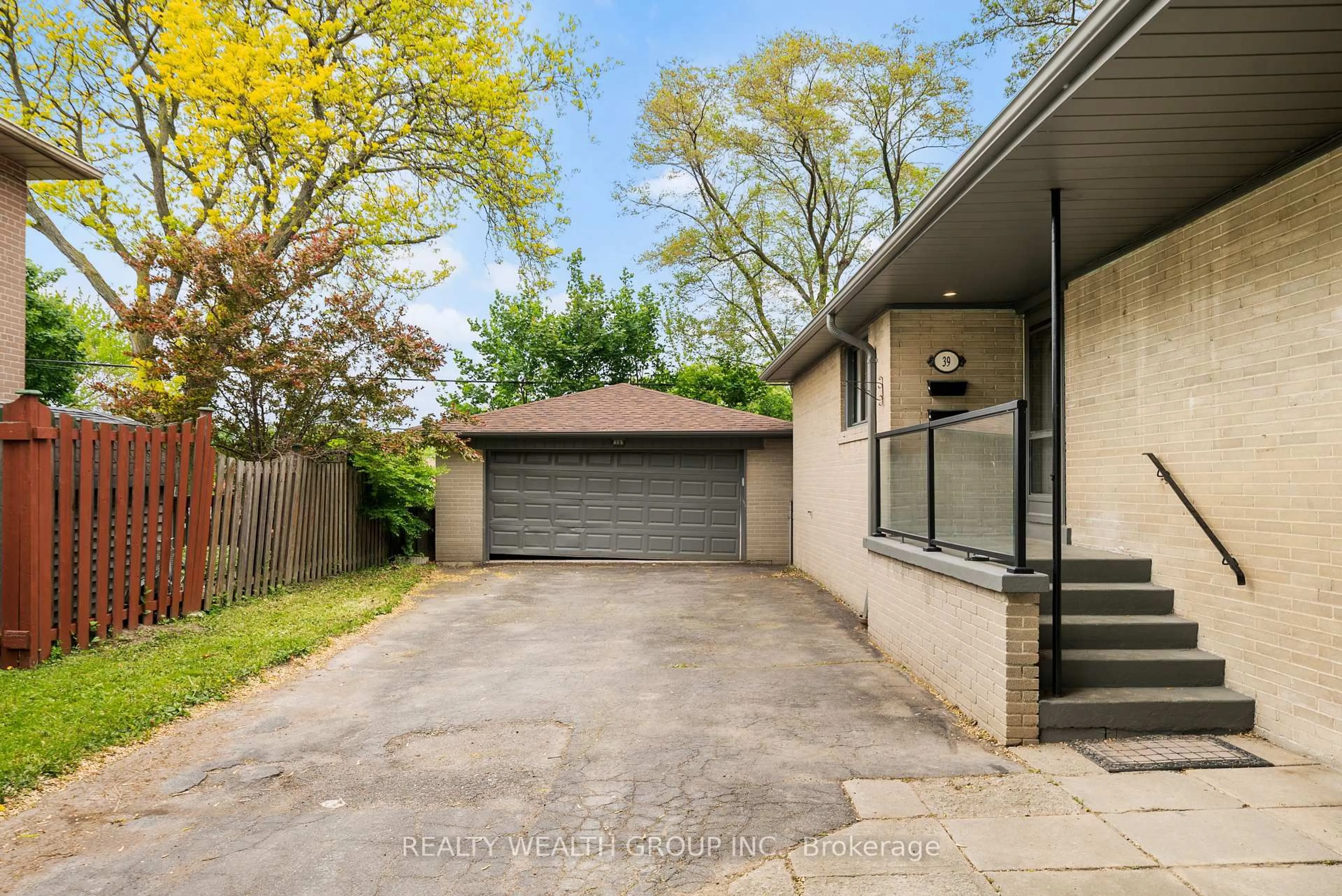 A pic from outside/outdoor area/front of a property/back of a property/a pic from drone, street for 39 Treadgold Cres, Toronto Ontario M3A 1X1