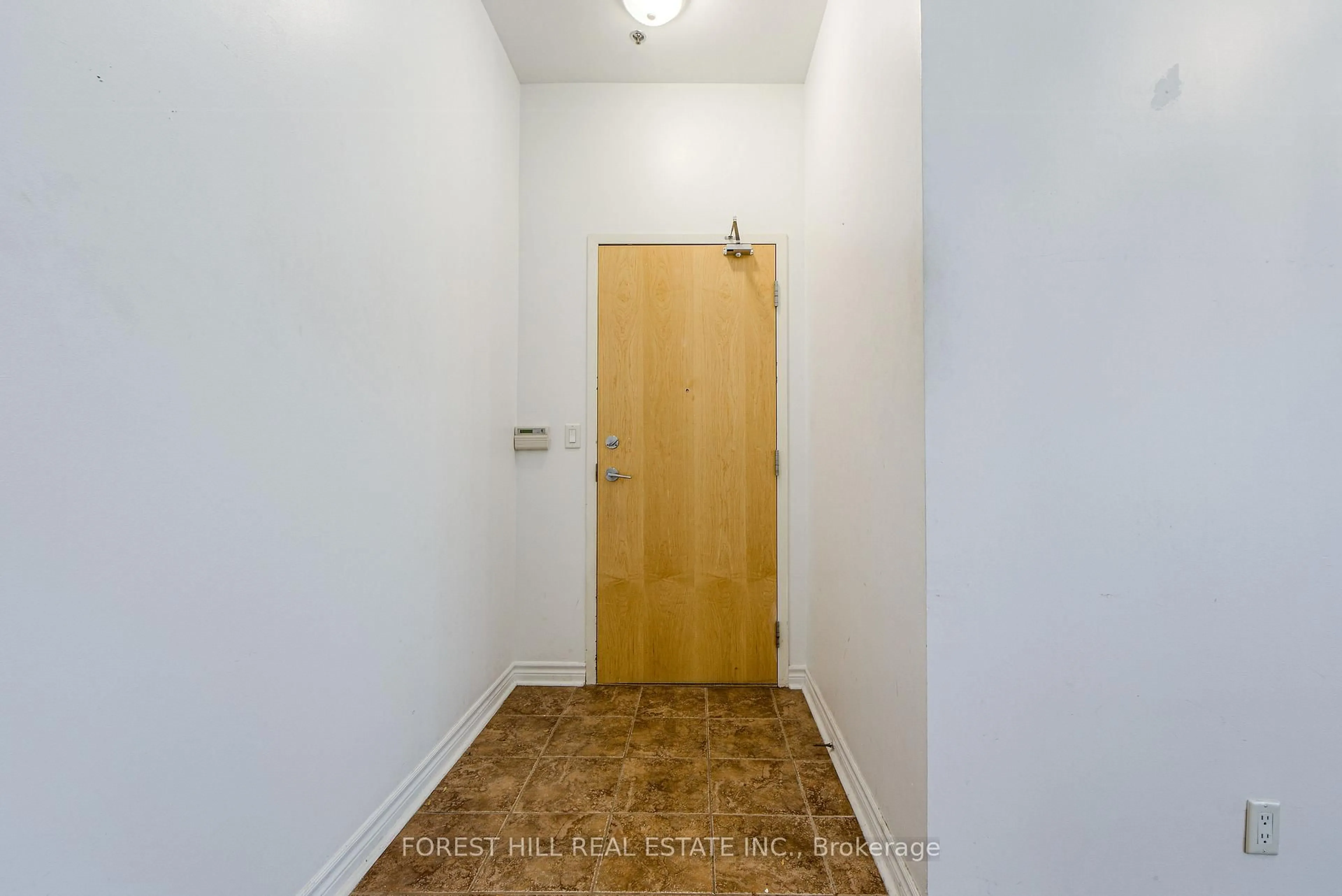 Indoor entryway for 11 Christie St #102, Toronto Ontario M6G 4C3