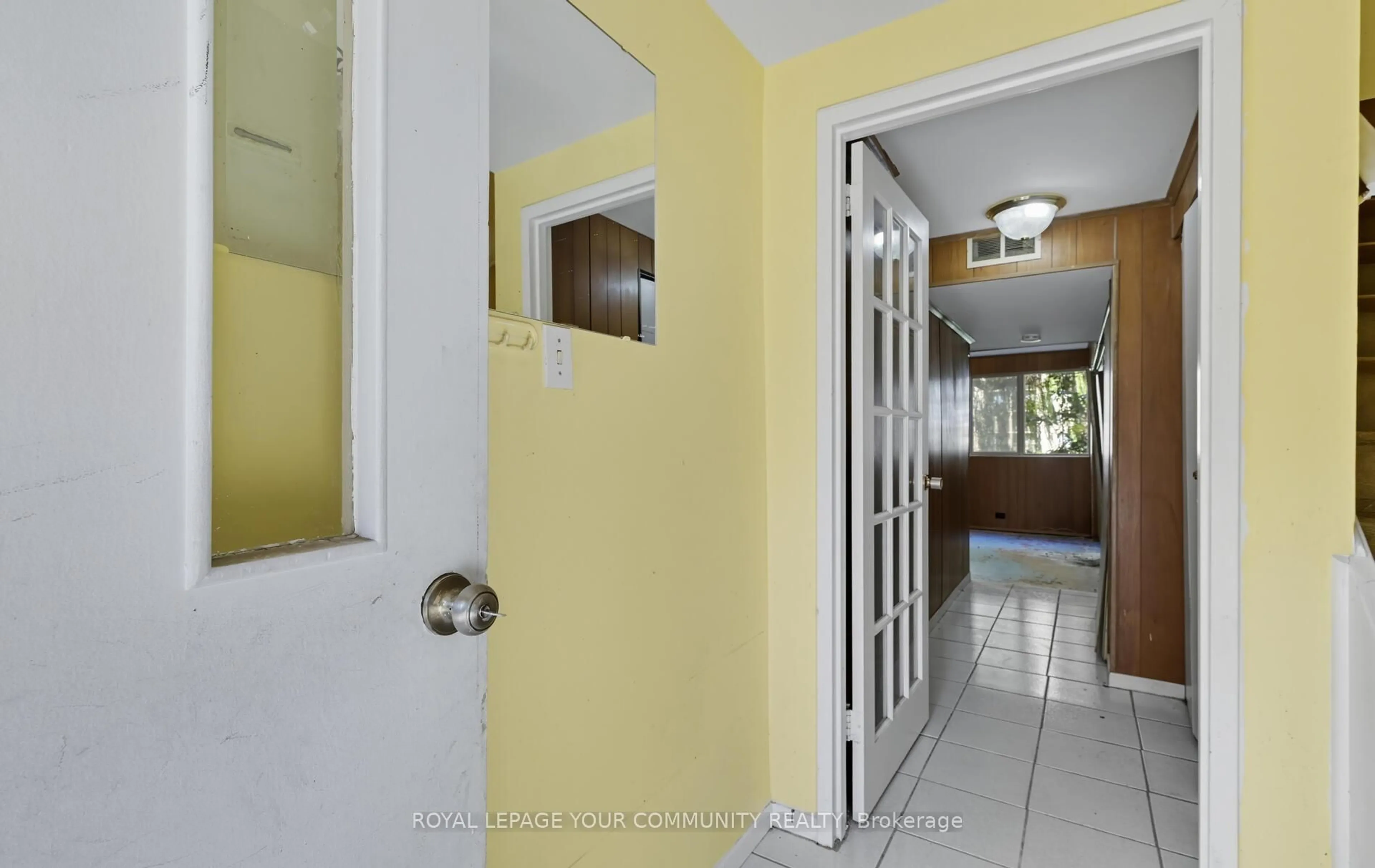 Indoor foyer for 10 Village Green Way, Toronto Ontario M2J 1K8