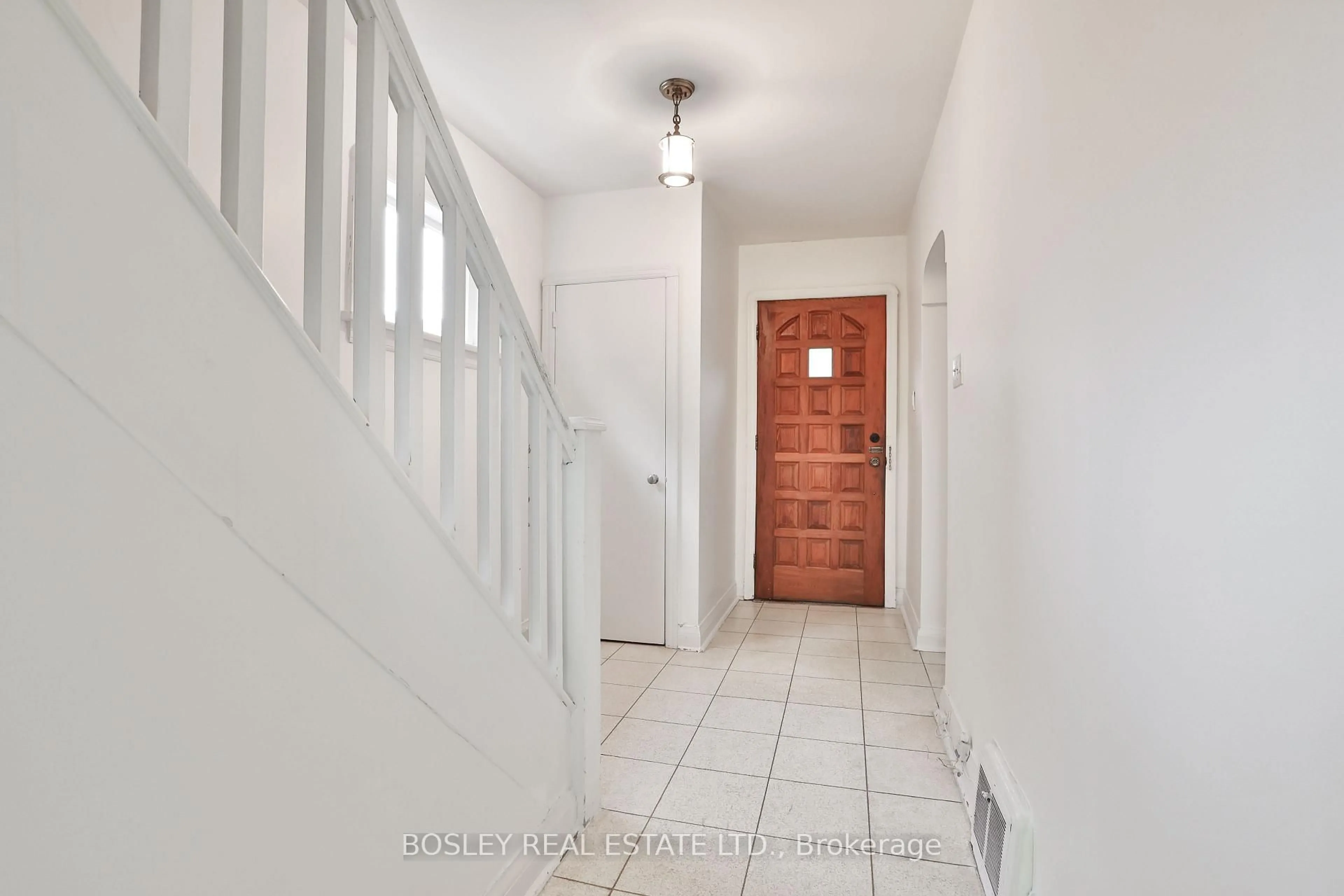 Indoor entryway for 17 Fairholme Ave, Toronto Ontario M6B 2W4