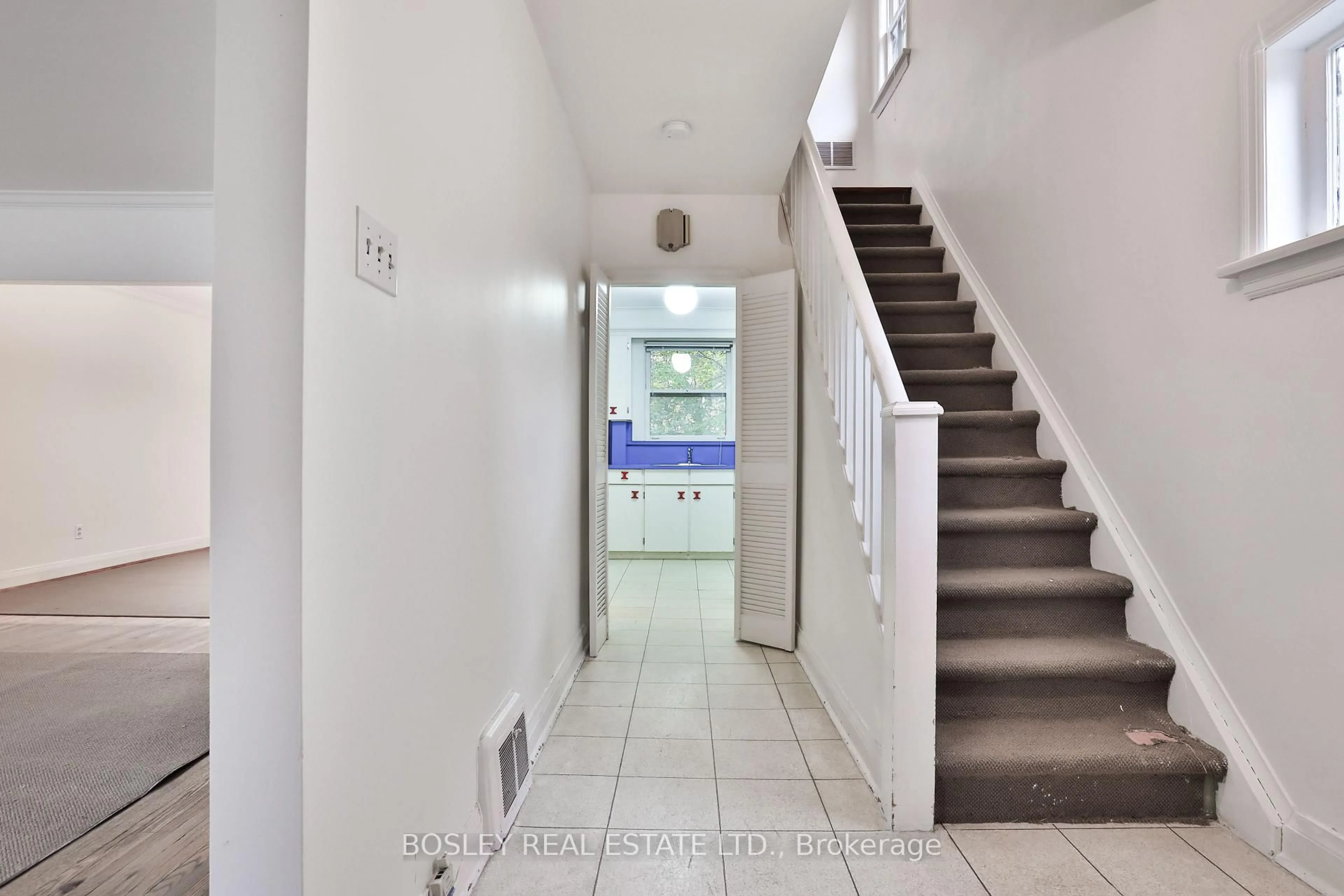 Indoor foyer for 17 Fairholme Ave, Toronto Ontario M6B 2W4