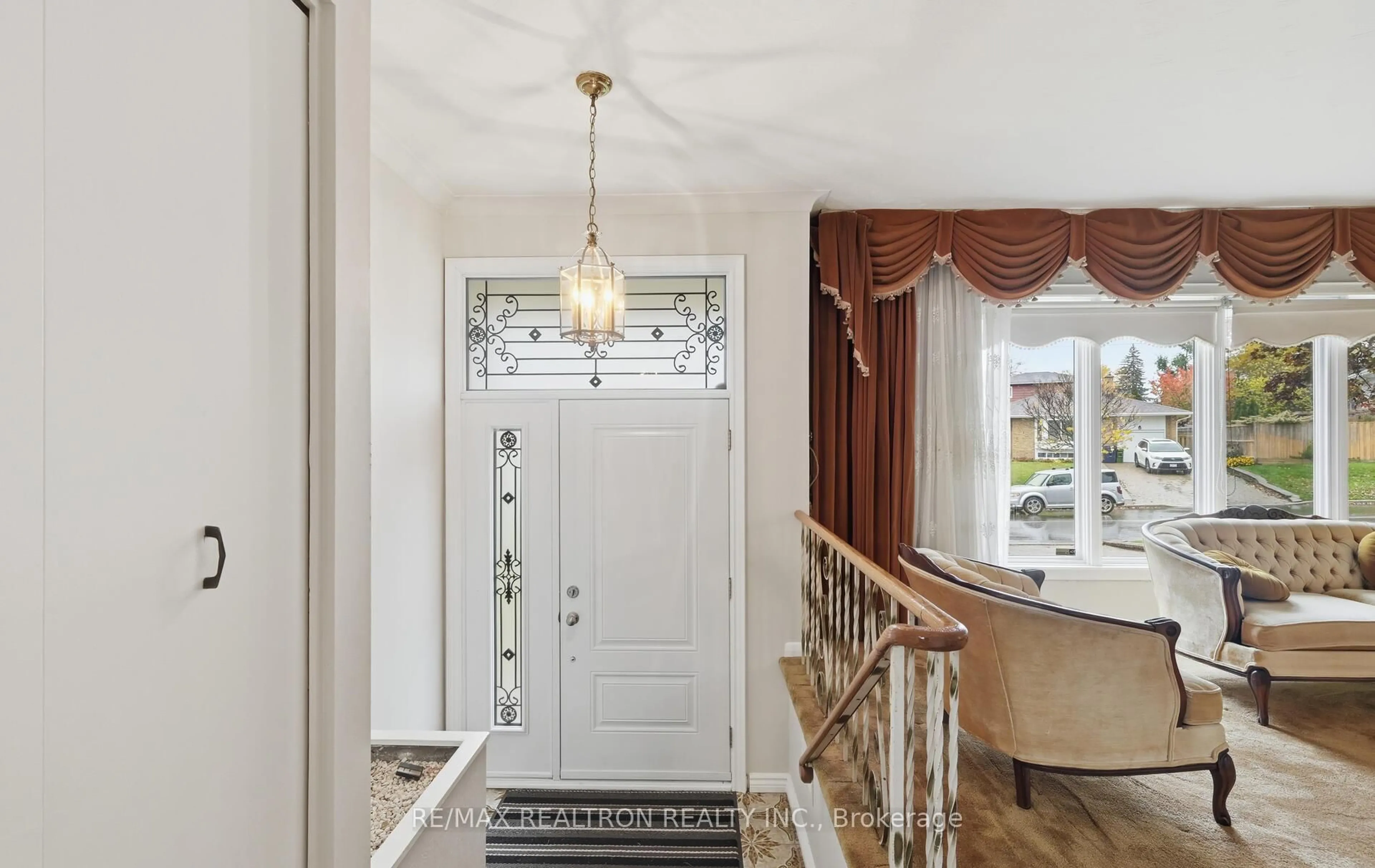 Indoor entryway for 29 KNIGHTON Dr, Toronto Ontario M4A 1V9