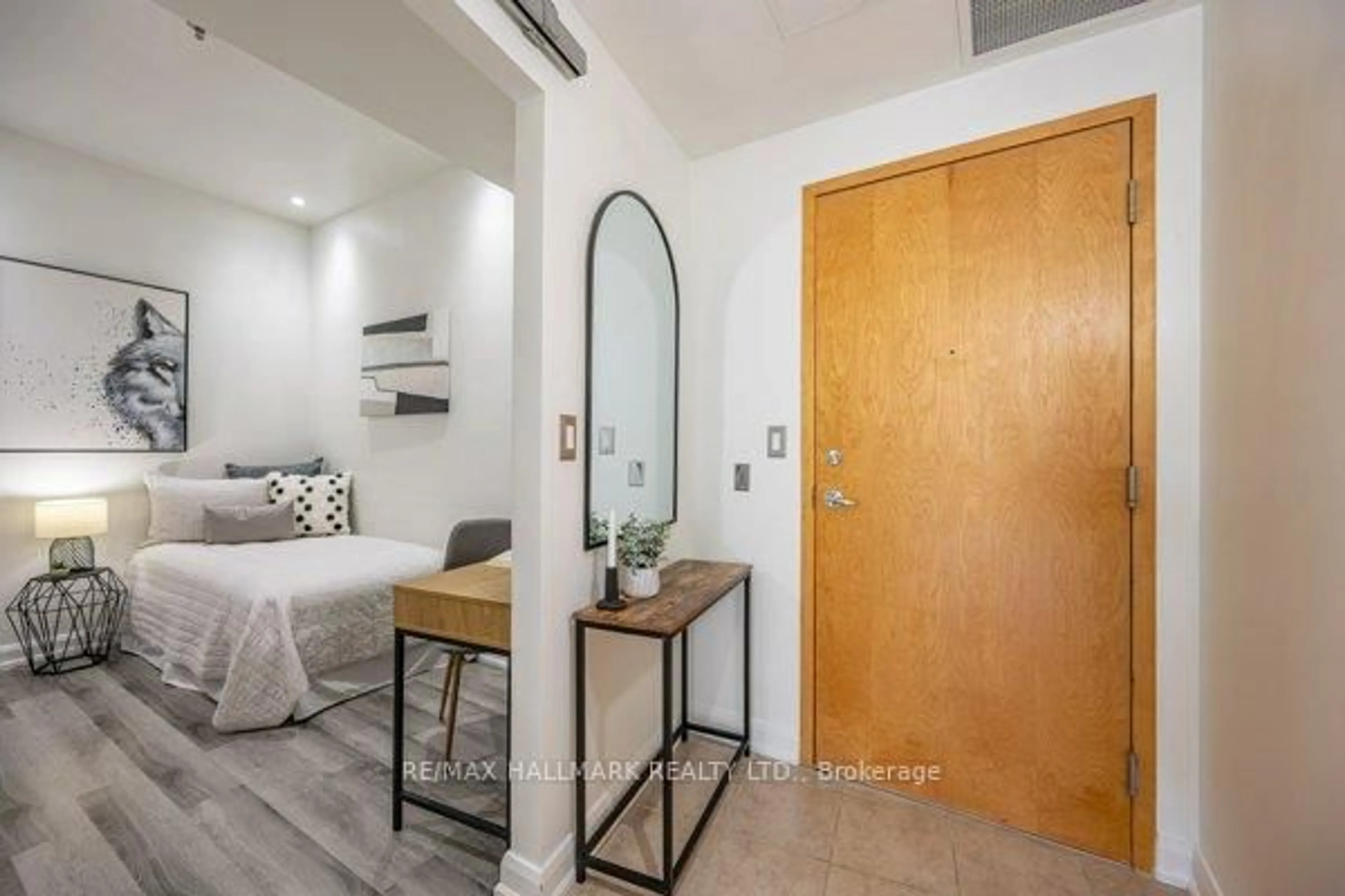 Indoor entryway for 700 King St #216, Toronto Ontario M5V 2Y6