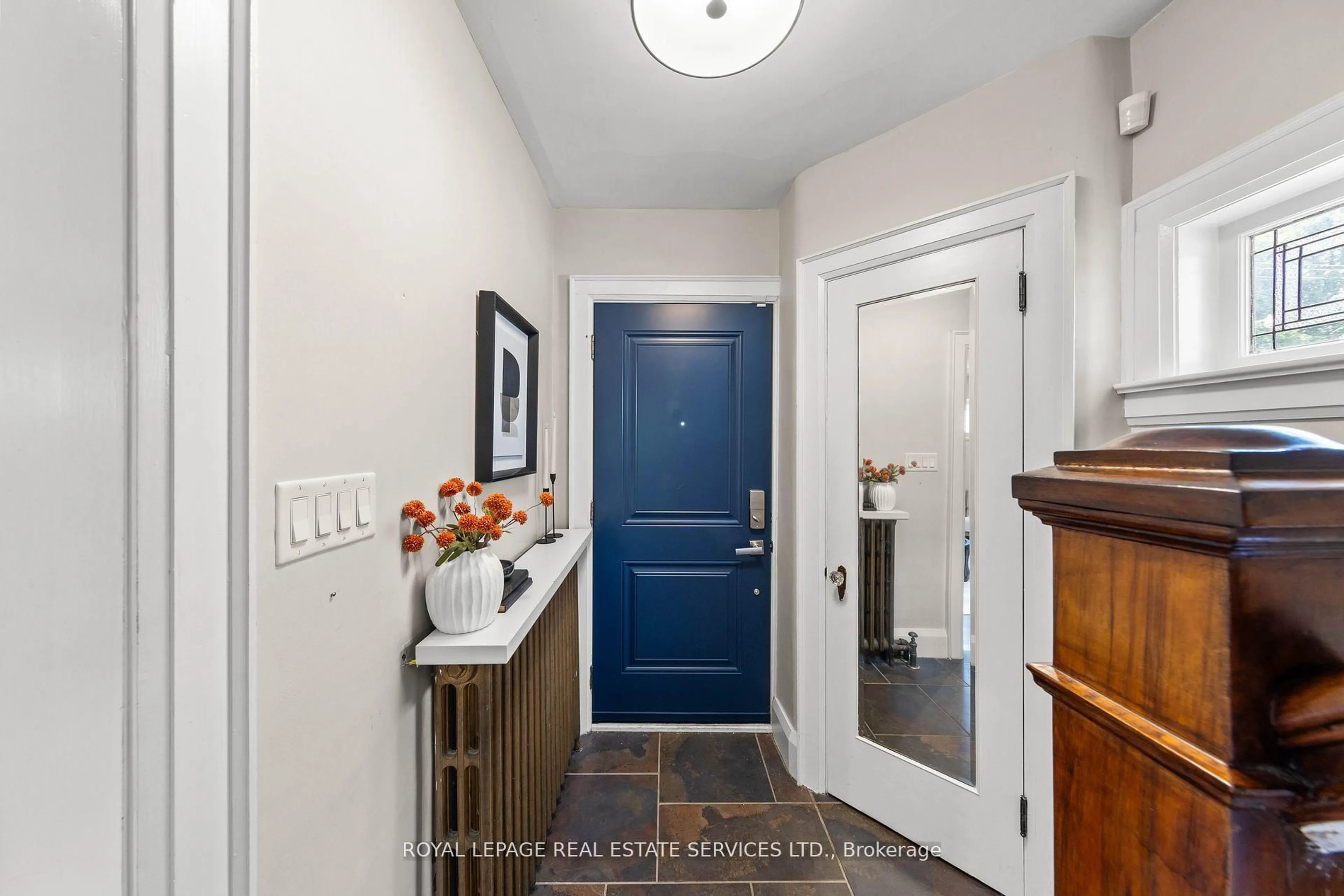 Indoor entryway for 1565 Mount Pleasant Rd, Toronto Ontario M4N 2V4