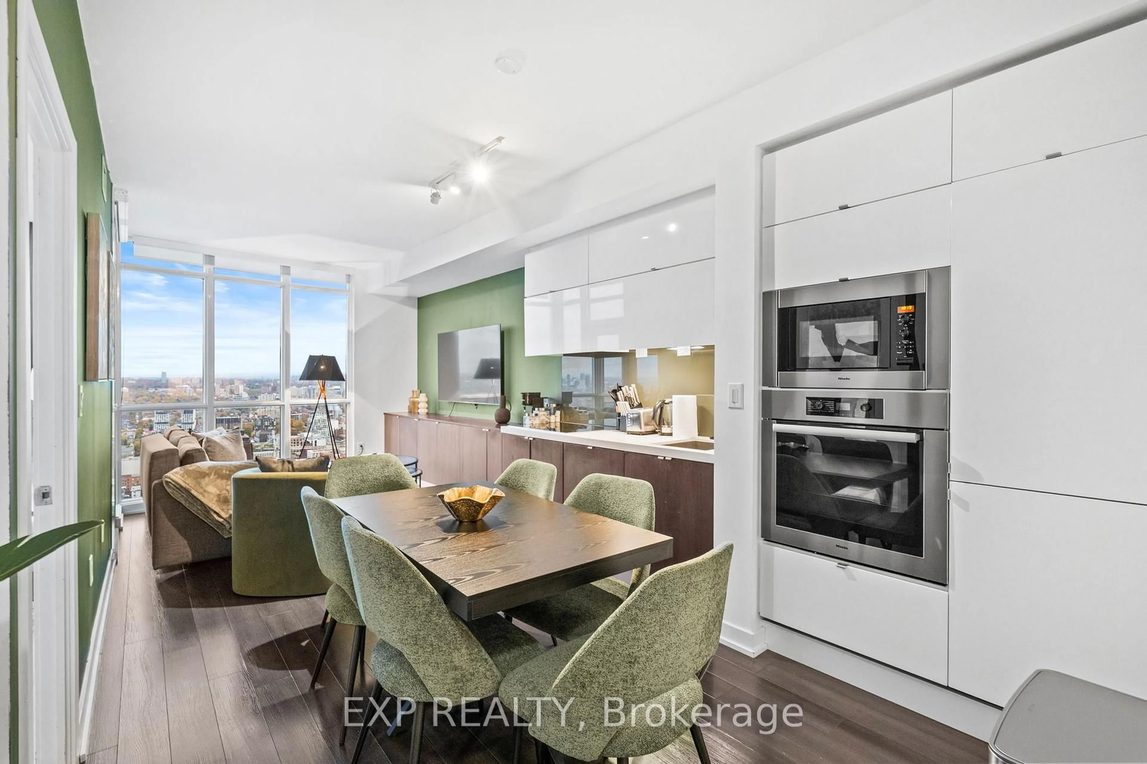 Open concept kitchen, wood/laminate floor for 21 Iceboat Terr #Ph15, Toronto Ontario M5V 4A9