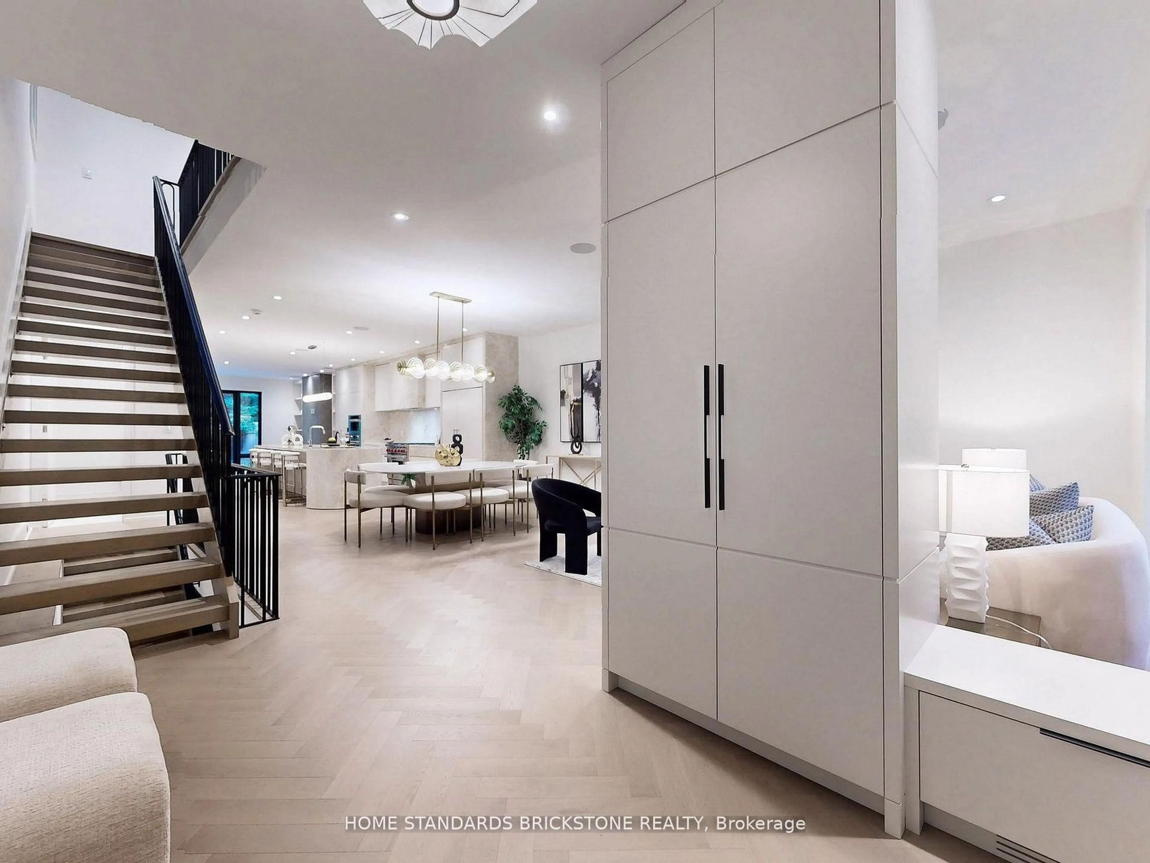 Unknown for 38 Elgin Ave, Toronto Ontario M5R 1G6