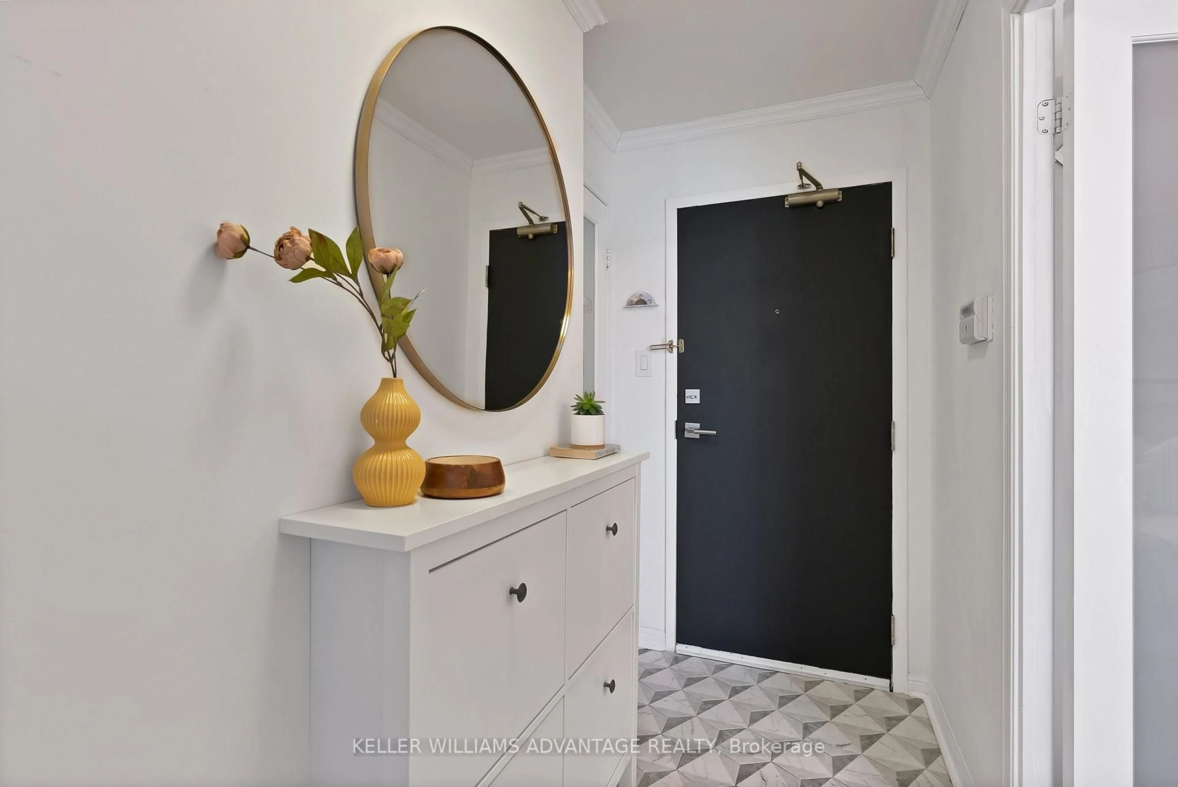 Indoor entryway for 109 Front St #807, Toronto Ontario M5A 4P7