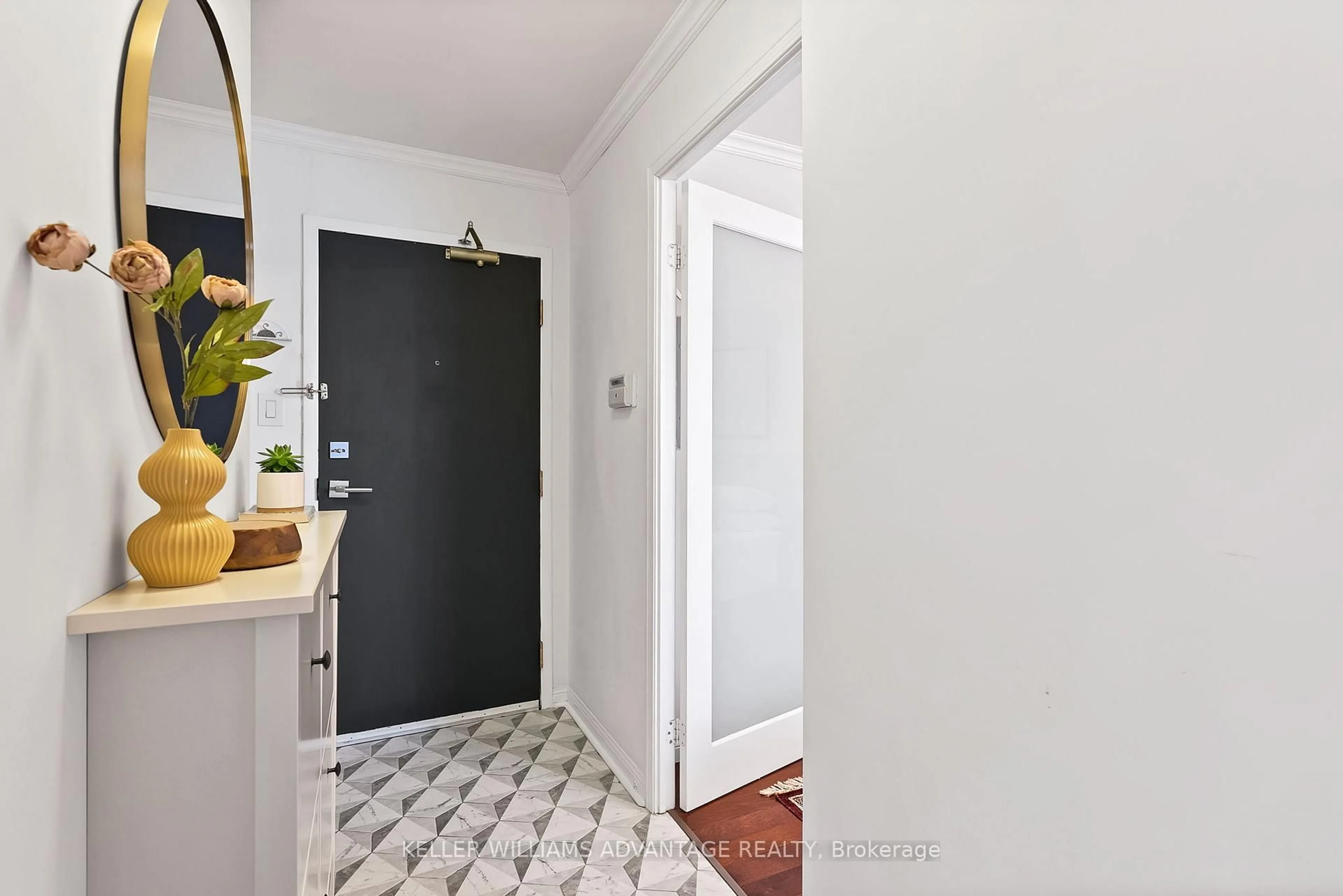 Indoor entryway for 109 Front St #807, Toronto Ontario M5A 4P7