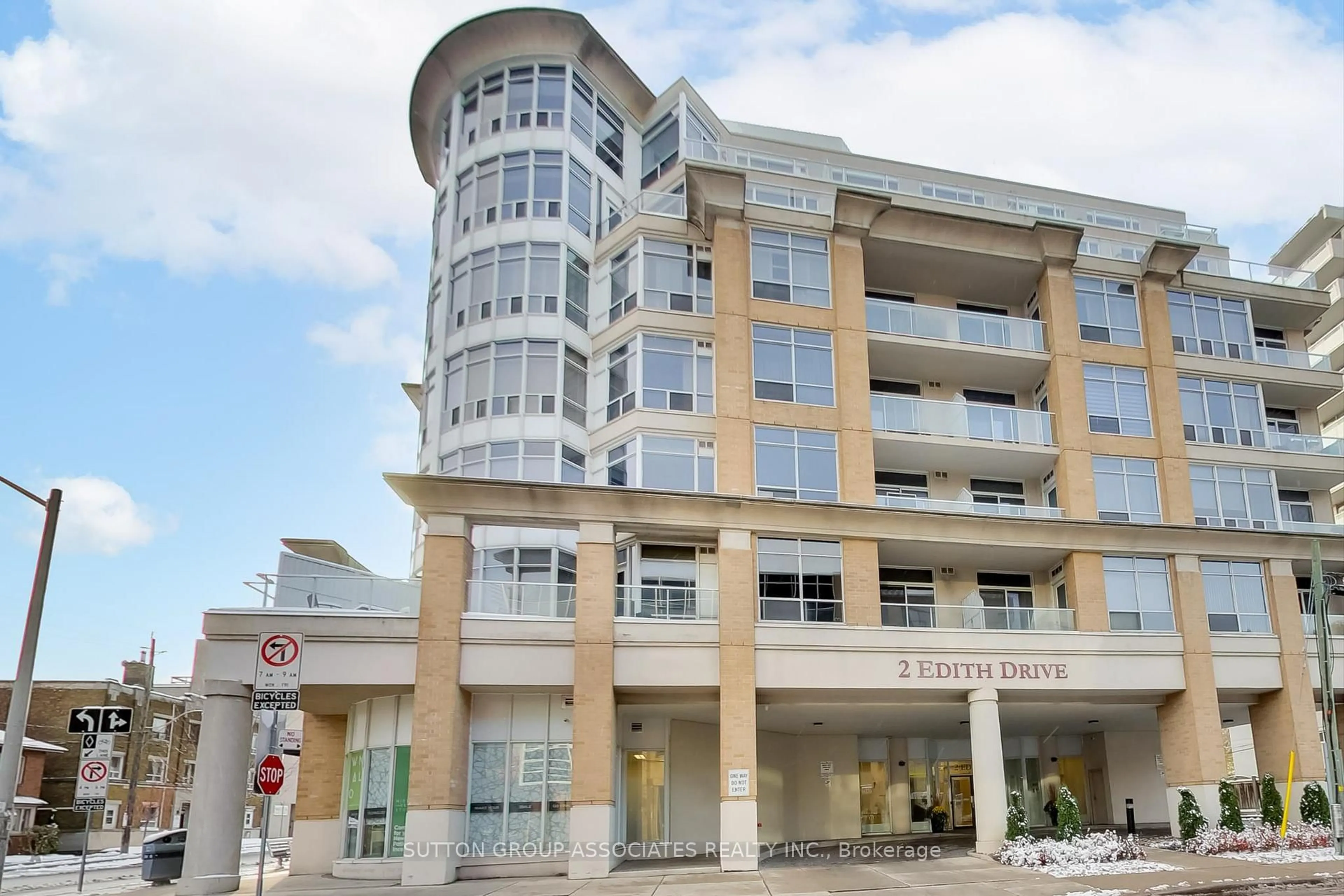 Indoor foyer for 2 Edith Dr #406, Toronto Ontario M4R 2H7