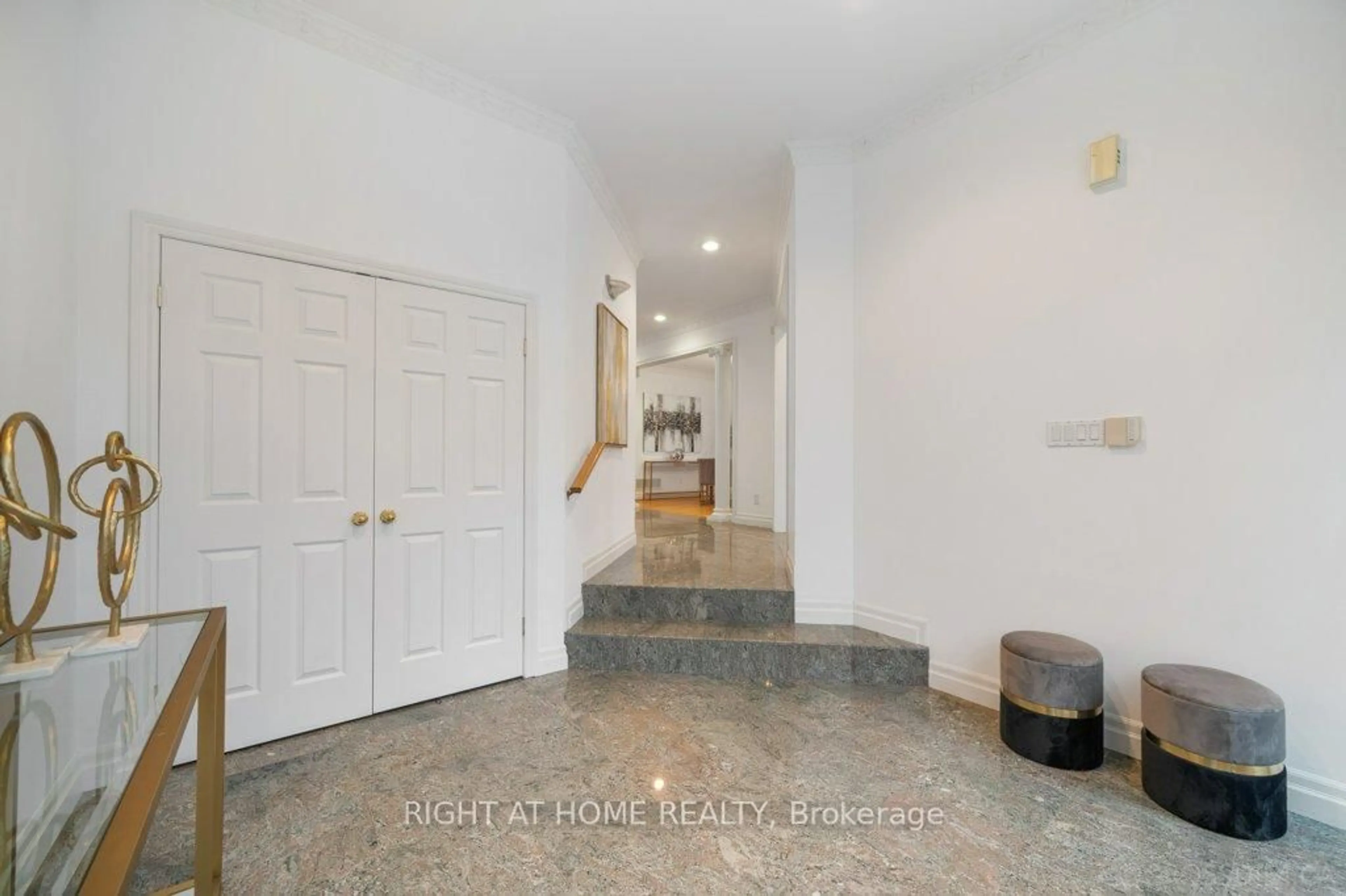 Indoor entryway for 260 Byng Ave, Toronto Ontario M2N 4L3