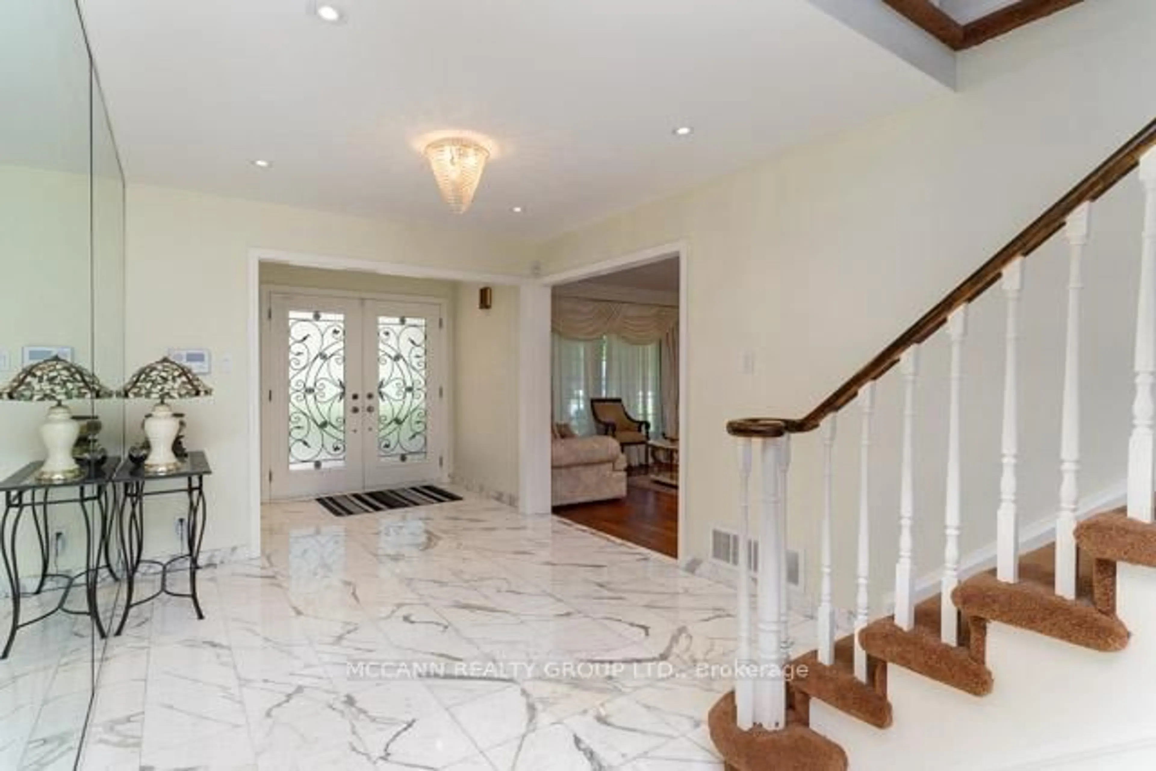 Indoor foyer for 150 Banbury Rd, Toronto Ontario M3B 2L8