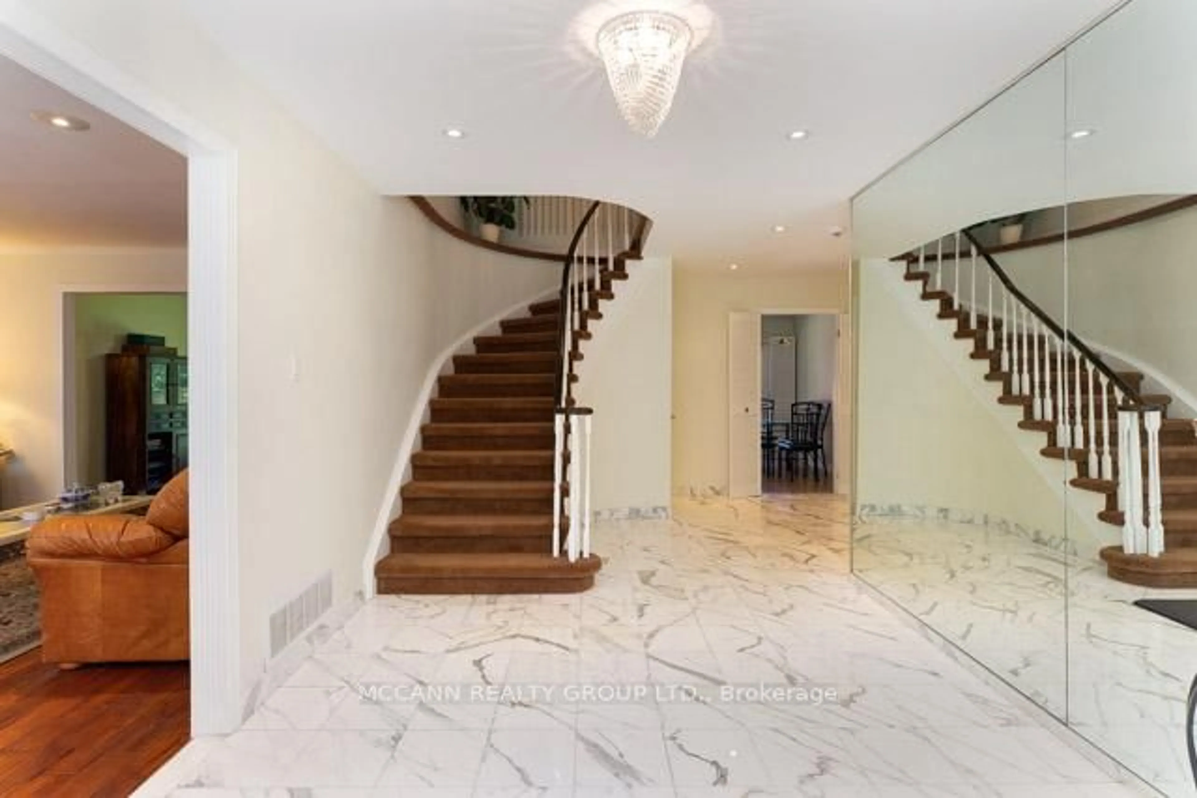 Indoor foyer for 150 Banbury Rd, Toronto Ontario M3B 2L8