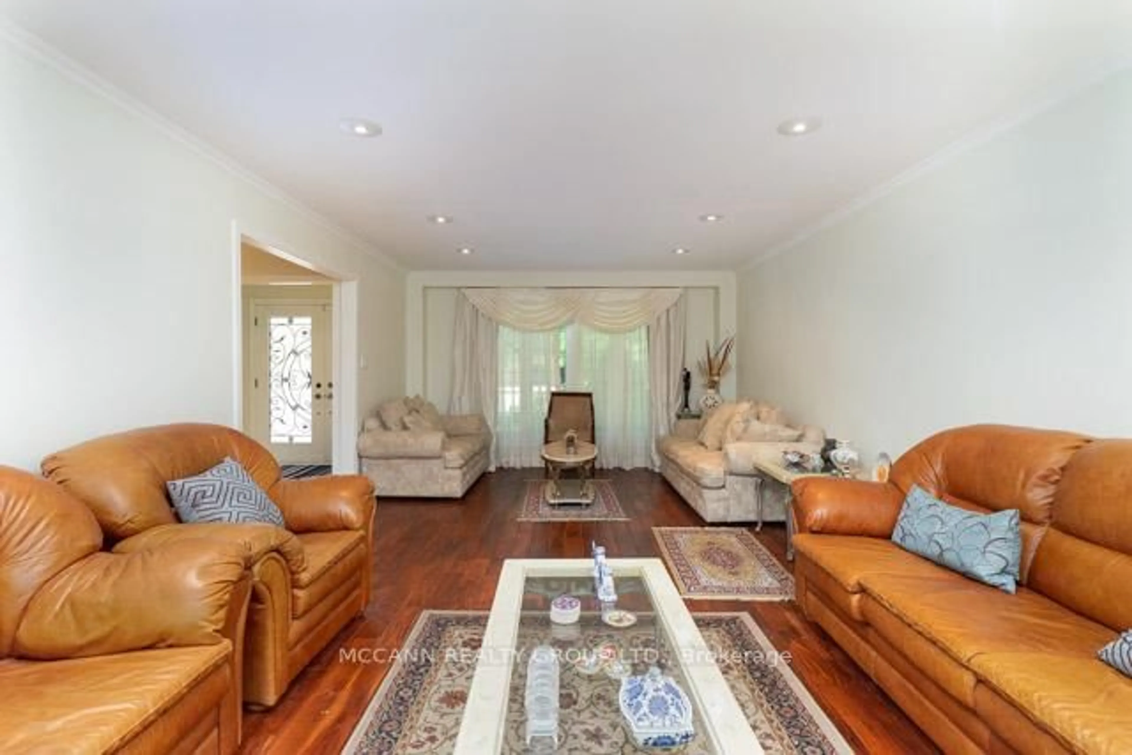 Living room with furniture, wood/laminate floor for 150 Banbury Rd, Toronto Ontario M3B 2L8