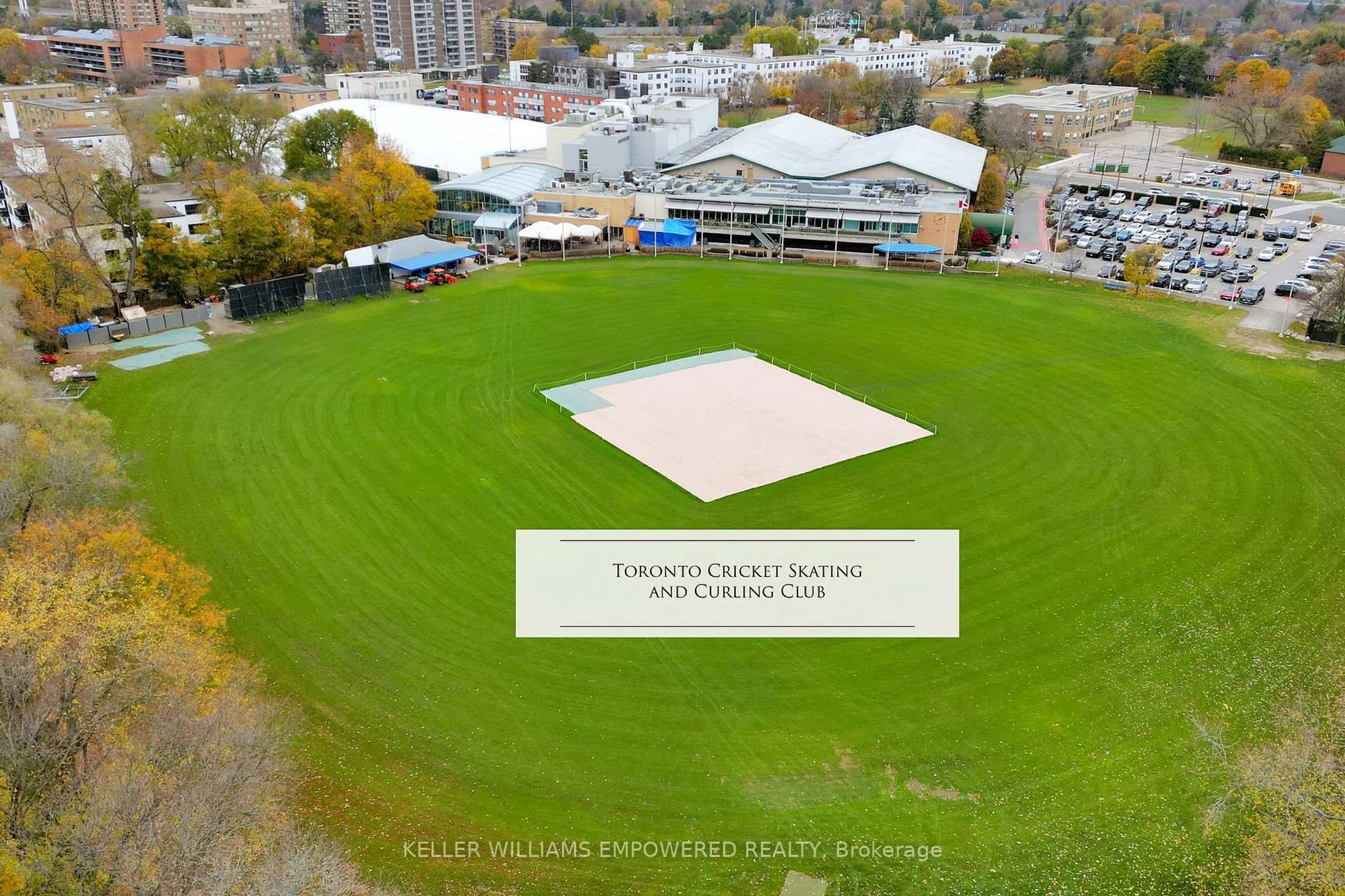 A pic from outside/outdoor area/front of a property/back of a property/a pic from drone, building for 127 Joicey Blvd, Toronto Ontario M5M 2T8