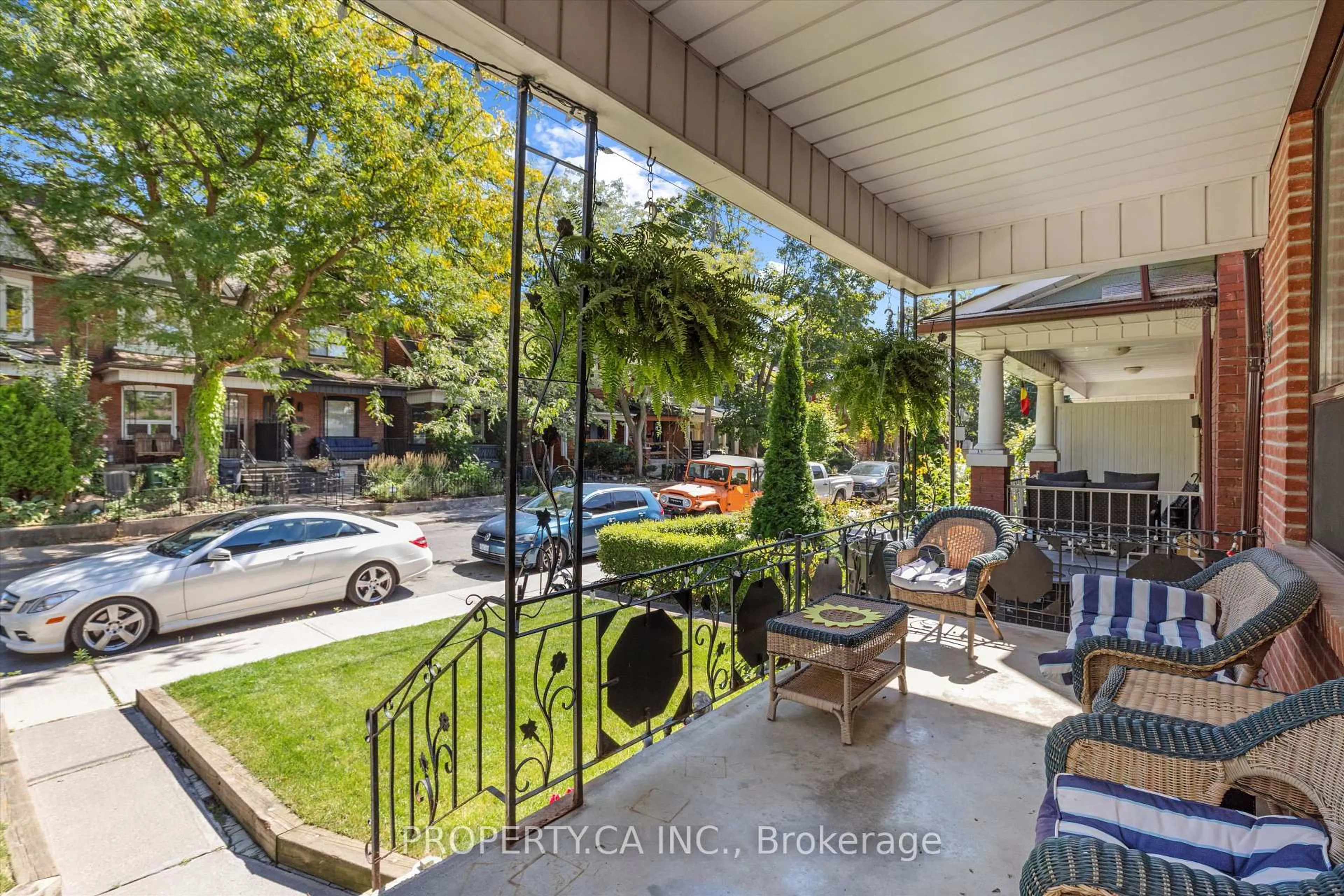 Patio, street for 790 Manning Ave, Toronto Ontario M6G 2W6