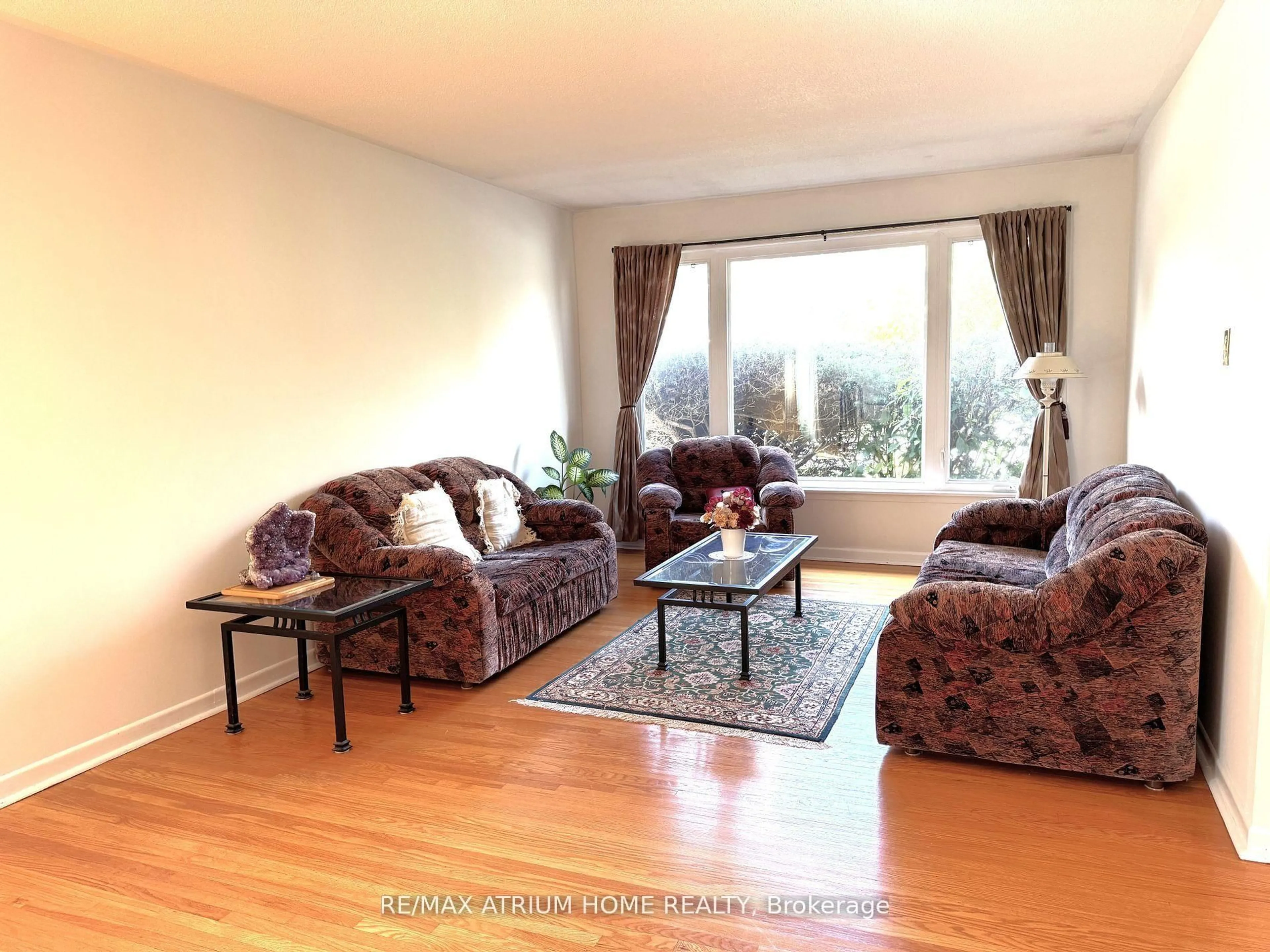 Living room with furniture, wood/laminate floor for 9 Crossen Dr, Toronto Ontario M2M 1N7