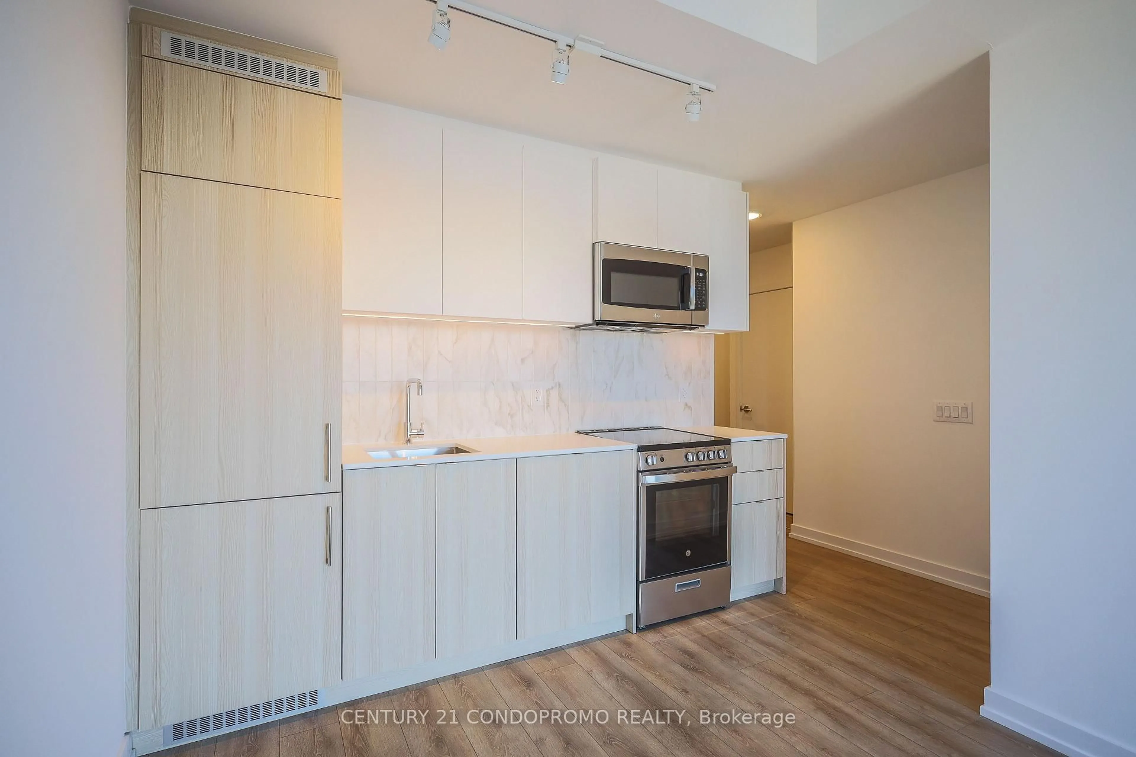 Standard kitchen, wood/laminate floor for 500 Dupont St #415, Toronto Ontario M6G 1Y7