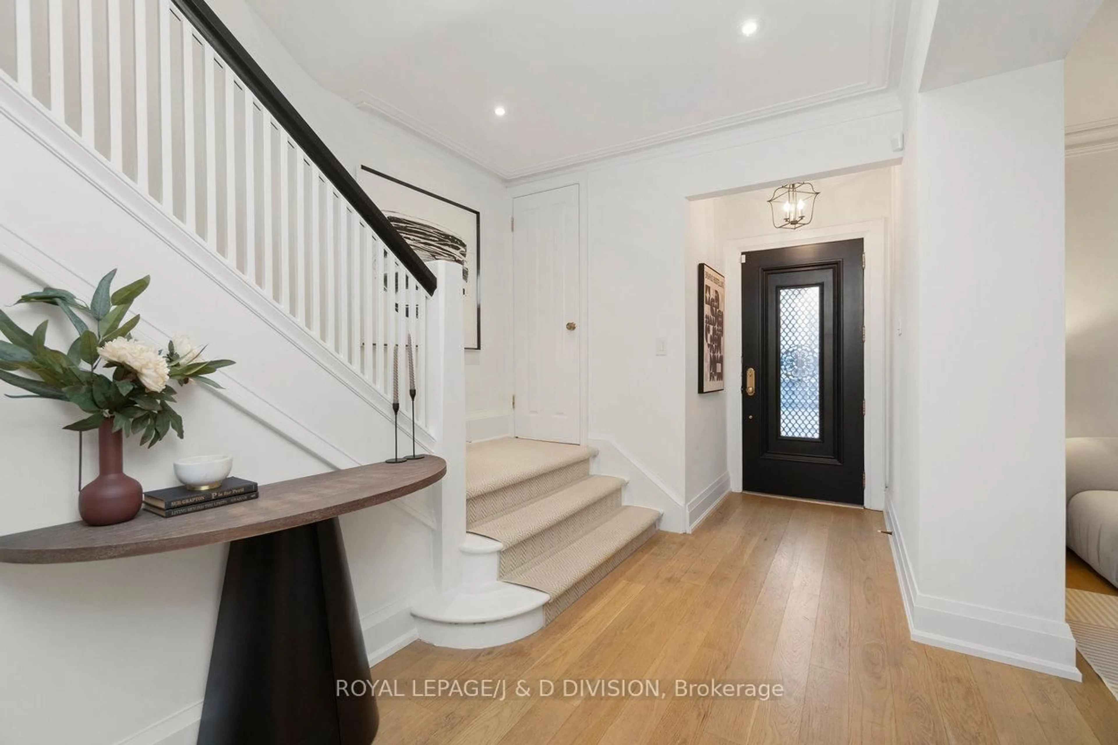 Indoor entryway for 146 Balmoral Ave, Toronto Ontario M4V 1J4